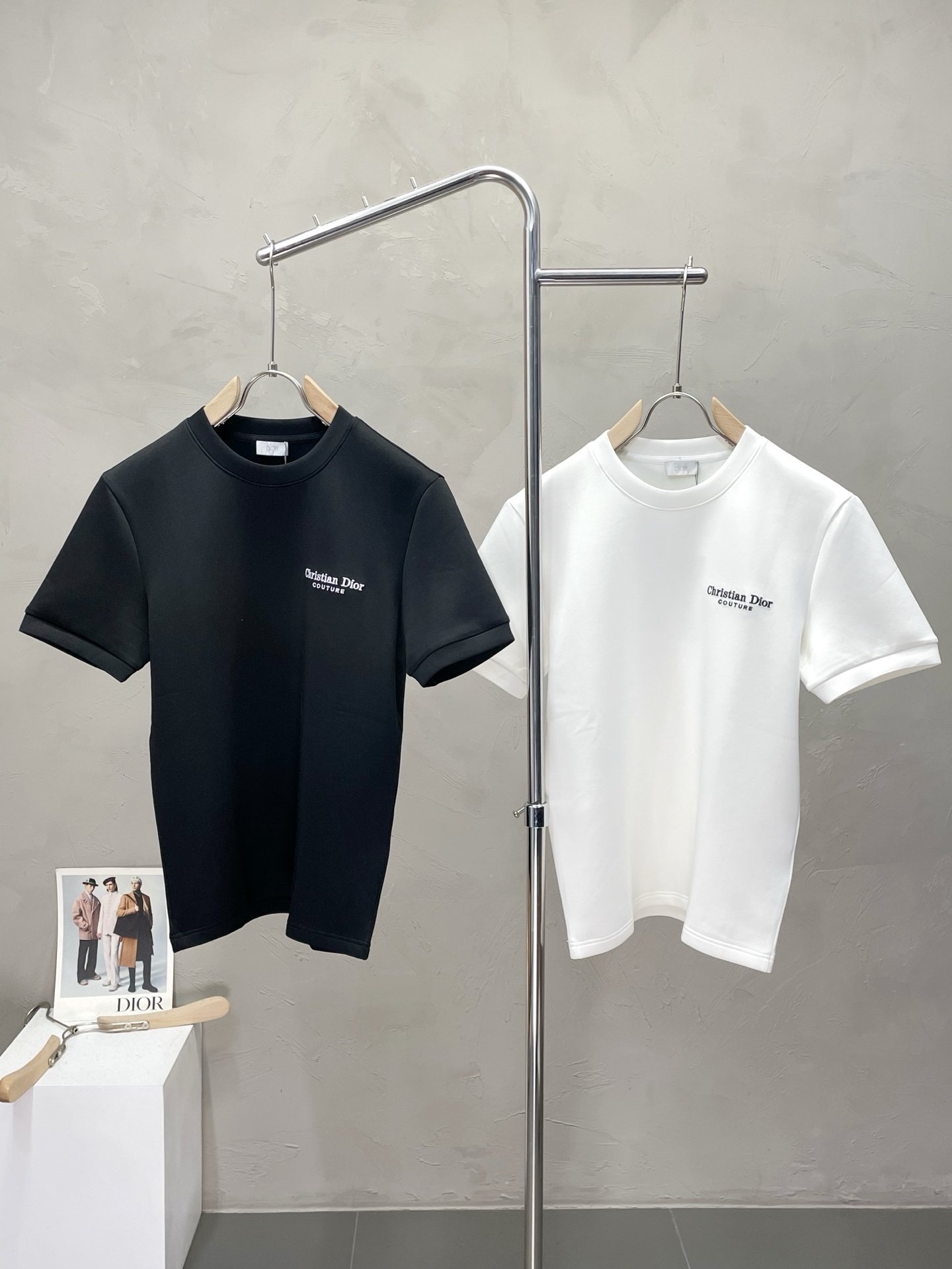 NO:510077,.Dior exclusively offers new original single men's casual short sleeves. High-end customization, high-end version, fashionable and versatile, original imported fabric, logo pattern design, super soft and delicate, skin-friendly and comfortable to wear, high-end boutique, OEM, fine-made top body, very good, men's essential items, three-standard size M-3XL,,dior,dior,T-shirt,alexander wang19860909.Dior迪奥独家专供新款原单男士休闲短袖.高端定制 高版本 时尚百搭爆款原版进口面料 logo图案设计 手感超柔软细腻 穿着亲肤舒适 高端精品 代工厂精细做上身非常赞 男士必备单品 三标齐全 尺码M-3XL,,dior,dior,T-shirt,alexander wang,Men's clothing