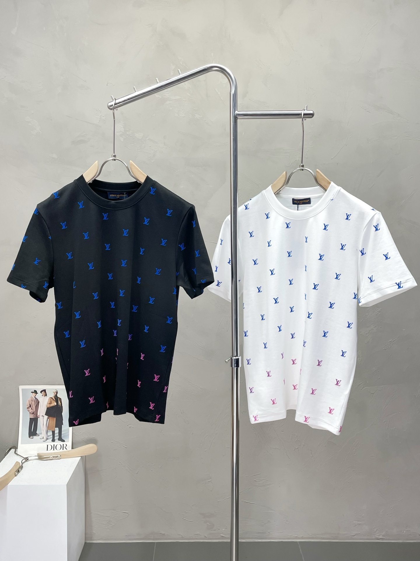 NO:512854,.Louis Vuitton exclusively offers new original single men's casual short-sleeved sleeves. High-end customization, high-end version, fashionable and versatile, hot original imported fabric, logo pattern design, super soft and delicate, skin-friendly and comfortable to wear, high-end boutique, OEM, fine-made top body, very good, men's essential items, three-standard size M-3XL,,louis vuitton,louis vuitton,T-shirt,alexander wang19860909.Louis Vuitton路易威登独家专供新款原单男士休闲短袖.高端定制 高版本 时尚百搭爆款原版进口面料 logo图案设计 手感超柔软细腻 穿着亲肤舒适 高端精品 代工厂精细做上身非常赞 男士必备单品 三标齐全 尺码M-3XL,,louis vuitton,louis vuitton,T-shirt,alexander wang,Men's clothing