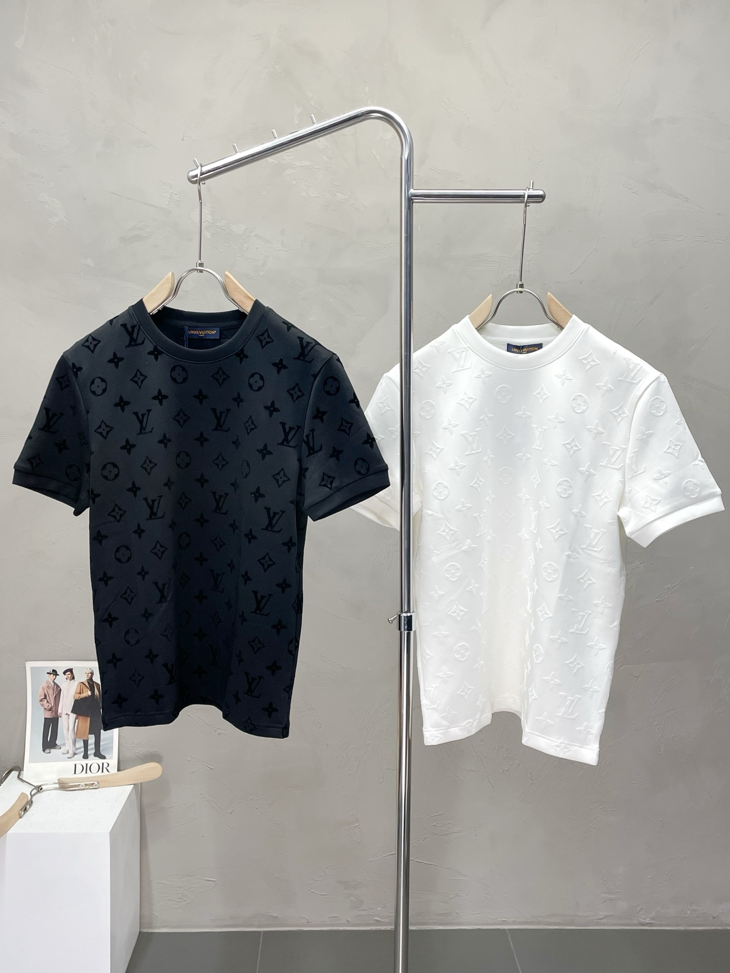 NO:510086,.Louis Vuitton exclusively offers new original single men's casual short-sleeved sleeves. High-end customization, high-end version, fashionable and versatile, hot original imported fabric, logo pattern design, super soft and delicate, skin-friendly and comfortable to wear, high-end boutique, OEM, fine-made top body, very good, men's essential items, three-standard size M-3XL,,louis vuitton,louis vuitton,T-shirt,alexander wang19860909.Louis Vuitton路易威登独家专供新款原单男士休闲短袖.高端定制 高版本 时尚百搭爆款原版进口面料 logo图案设计 手感超柔软细腻 穿着亲肤舒适 高端精品 代工厂精细做上身非常赞 男士必备单品 三标齐全 尺码M-3XL,,louis vuitton,louis vuitton,T-shirt,alexander wang,Men's clothing