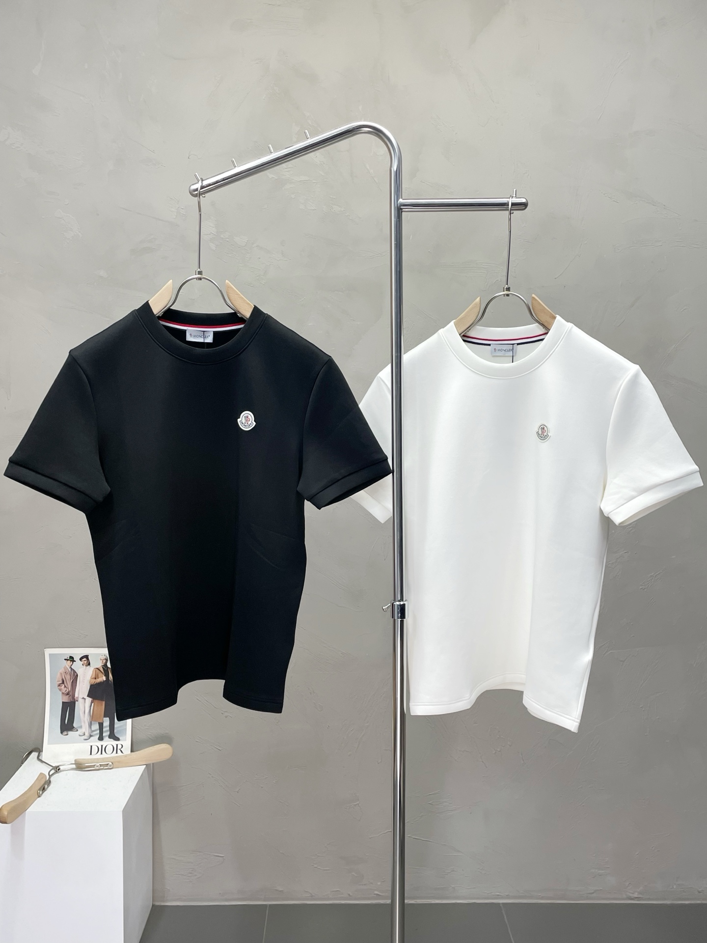 NO:518533,.Moncler mask exclusively provides new original single men's casual short-sleeved sleeves. High-end customization, high-end version, fashionable and versatile, original imported fabric, logo pattern design, super soft and delicate, skin-friendly and comfortable to wear, high-end boutique, OEM, fine-made top body, very good, men's essential items, three-standard size M-3XL,,Moncler, T-shirt, alexander wang19860909.Moncler蒙口独家专供新款原单男士休闲短袖.高端定制 高版本 时尚百搭爆款原版进口面料 logo图案设计 手感超柔软细腻 穿着亲肤舒适 高端精品 代工厂精细做上身非常赞 男士必备单品 三标齐全 尺码M-3XL,,Moncler,T-shirt,alexander wang,Men's clothing