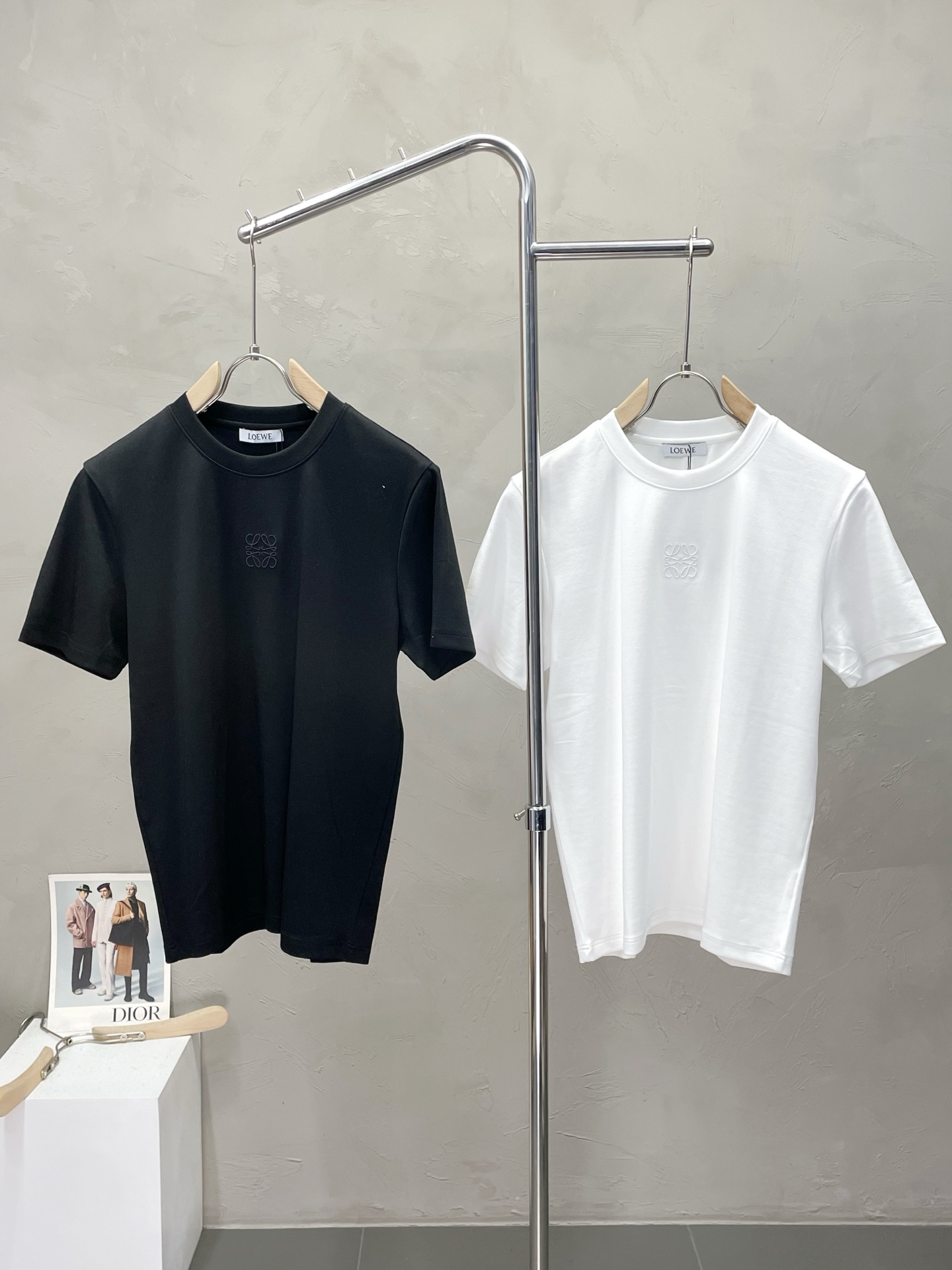 NO:512863,.LOEWE exclusively offers new original single men's casual short-sleeved sleeves. High-end customization, high-end version, fashionable and versatile, original imported fabric, logo pattern design, super soft and delicate, skin-friendly and comfortable to wear, high-end boutique, OEM, fine-made top body, very good, men's essential items, three-standard size M-3XL,,loewe,loewe,T-shirt,alexander wang19860909.LOEWE罗意威独家专供新款原单男士休闲短袖.高端定制 高版本 时尚百搭爆款原版进口面料 logo图案设计 手感超柔软细腻 穿着亲肤舒适 高端精品 代工厂精细做上身非常赞 男士必备单品 三标齐全 尺码M-3XL,,loewe,loewe,T-shirt,alexander wang,Men's clothing