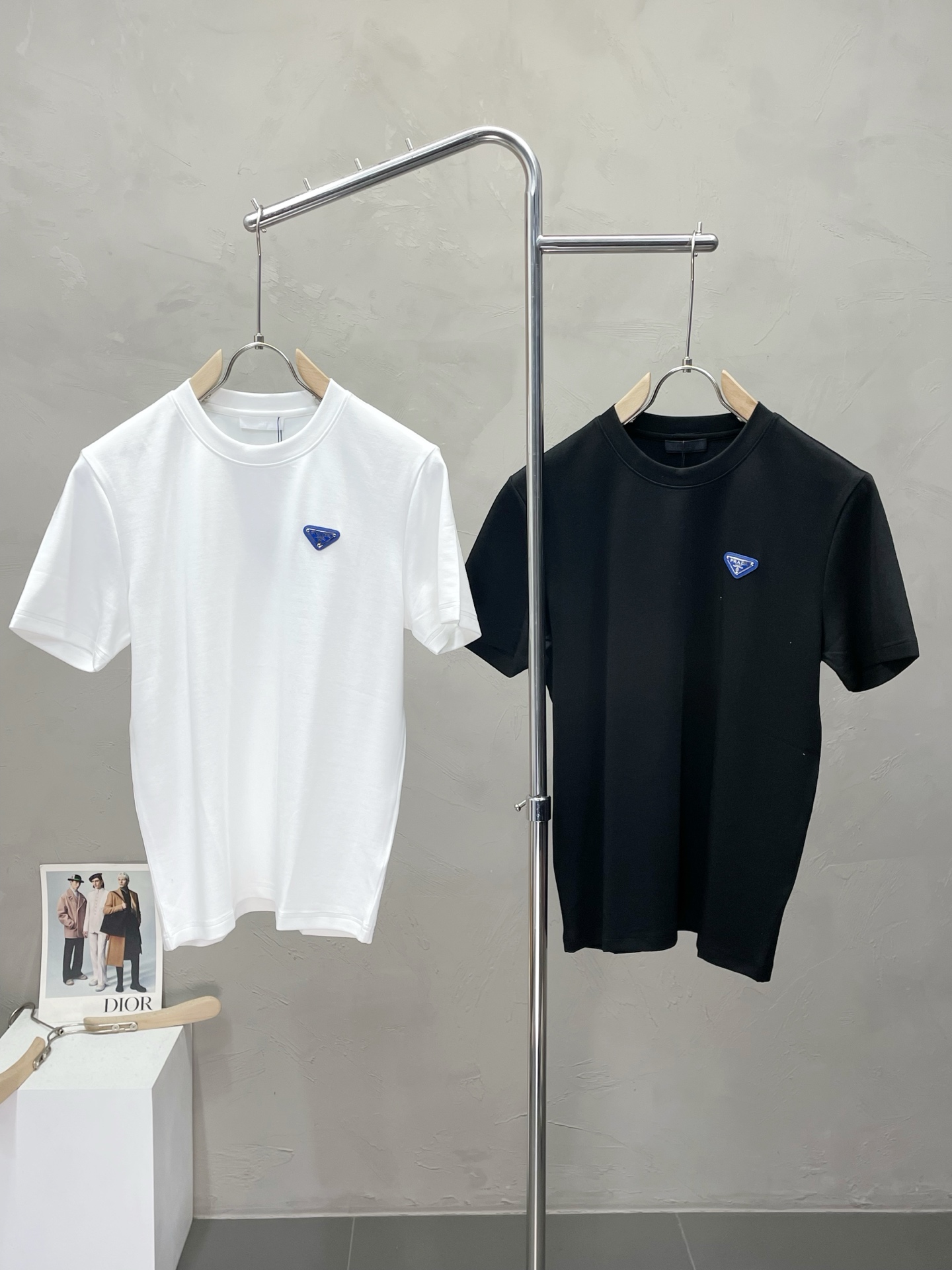 NO:518524,.Prada exclusively offers new original single men's casual short-sleeved sleeves. High-end customization, high-end version, fashionable and versatile, original imported fabric, logo pattern design, super soft and delicate, skin-friendly and comfortable to wear, high-end boutique, OEM, fine-made top body, very good, men's essential items, three-standard size M-3XL,,prada,prada,T-shirt,alexander wang19860909.Prada普拉达独家专供新款原单男士休闲短袖.高端定制 高版本 时尚百搭爆款原版进口面料 logo图案设计 手感超柔软细腻 穿着亲肤舒适 高端精品 代工厂精细做上身非常赞 男士必备单品 三标齐全 尺码M-3XL,,prada,prada,T-shirt,alexander wang,Men's clothing