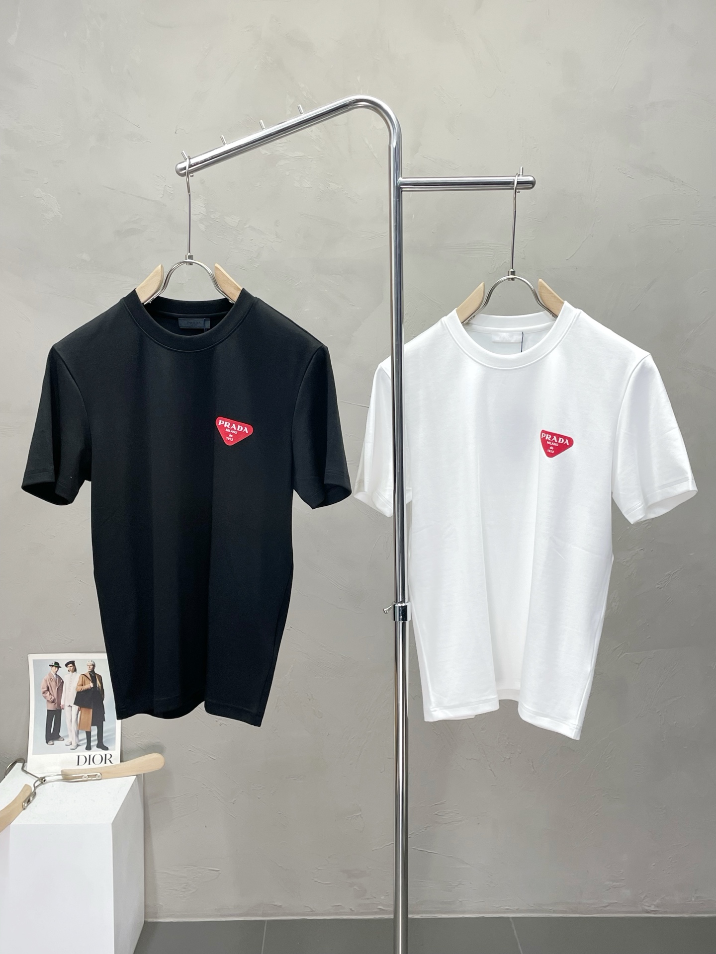 NO:512872,.Prada exclusively offers new original single men's casual short-sleeved sleeves. High-end customization, high-end version, fashionable and versatile, original imported fabric, logo pattern design, super soft and delicate, skin-friendly and comfortable to wear, high-end boutique, OEM, fine-made top body, very good, men's essential items, three-standard size M-3XL,,prada,prada,T-shirt,alexander wang19860909.Prada普拉达独家专供新款原单男士休闲短袖.高端定制 高版本 时尚百搭爆款原版进口面料 logo图案设计 手感超柔软细腻 穿着亲肤舒适 高端精品 代工厂精细做上身非常赞 男士必备单品 三标齐全 尺码M-3XL,,prada,prada,T-shirt,alexander wang,Men's clothing