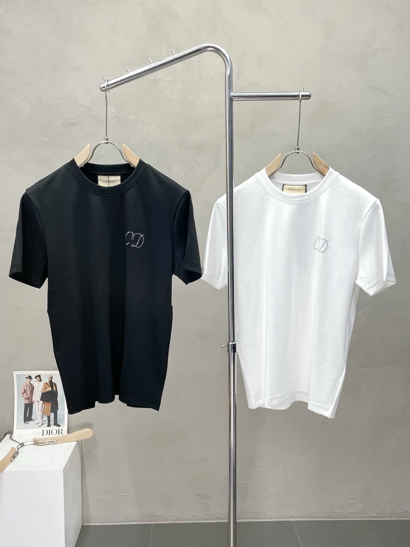 NO:518516,.Gucci exclusively offers new original single men's casual short sleeves. High-end customization, high-end version, fashionable and versatile, hot original imported fabric, logo pattern design, super soft and delicate, skin-friendly and comfortable to wear, high-end boutique, OEM, fine-made top body, very good, men's essential items, three-standard size M-3XL,,gucci,gucci,T-shirt,alexander wang19860909.Gucci古驰独家专供新款原单男士休闲短袖.高端定制 高版本 时尚百搭爆款原版进口面料 logo图案设计 手感超柔软细腻 穿着亲肤舒适 高端精品 代工厂精细做上身非常赞 男士必备单品 三标齐全 尺码M-3XL,,gucci,gucci,T-shirt,alexander wang,Men's clothing