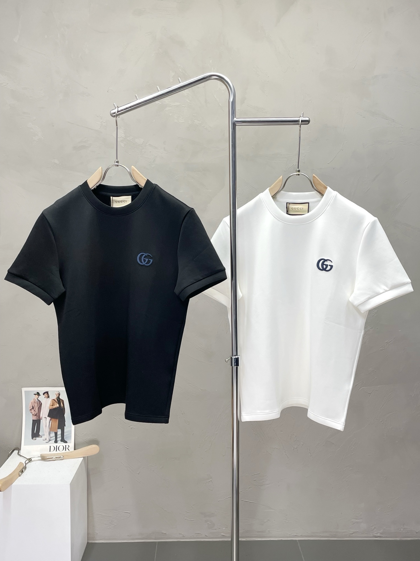NO:518509,.Gucci exclusively offers new original single men's casual short sleeves. High-end customization, high-end version, fashionable and versatile, hot original imported fabric, logo pattern design, super soft and delicate, skin-friendly and comfortable to wear, high-end boutique, OEM, fine-made top body, very good, men's essential items, three-standard size M-3XL,,gucci,gucci,T-shirt,alexander wang19860909.Gucci古驰独家专供新款原单男士休闲短袖.高端定制 高版本 时尚百搭爆款原版进口面料 logo图案设计 手感超柔软细腻 穿着亲肤舒适 高端精品 代工厂精细做上身非常赞 男士必备单品 三标齐全 尺码M-3XL,,gucci,gucci,T-shirt,alexander wang,Men's clothing