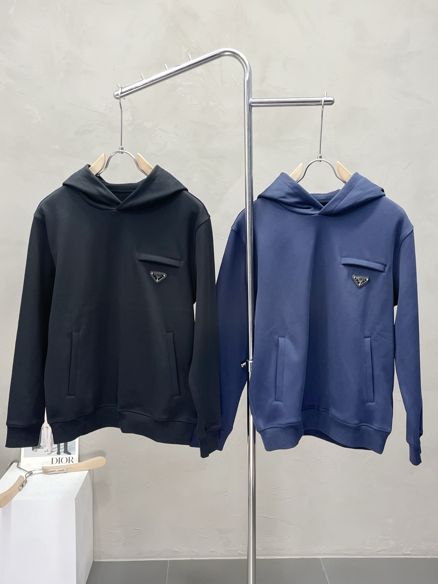 NO:510072,.Prada exclusively offers new original single men's casual autumn and winter plus velvet hooded sweatshirts. High-end customization. High-end version. Fashionable and versatile imported fabrics. Super soft and delicate touch. Skin-friendly and comfortable. Warm and comfortable. High-end boutique. OEM is very good. Men's must-have items. Three standards are complete. Number M-3XL,,prada,prada,hoodie,sweatshirts,hats,alexander wang.19860909.Prada普拉达独家专供新款原单男士休闲秋冬加绒连帽卫衣 高端定制 高端版本 时尚百搭爆款进口面料 手感超柔软细腻 穿着亲肤舒适 保暖舒适 高端精品 代工厂精细做上身非常赞 男士必备单品 三标齐全 码数M-3XL,,prada,prada,hoodie,sweatshirts,hats,alexander wang,Men's clothing