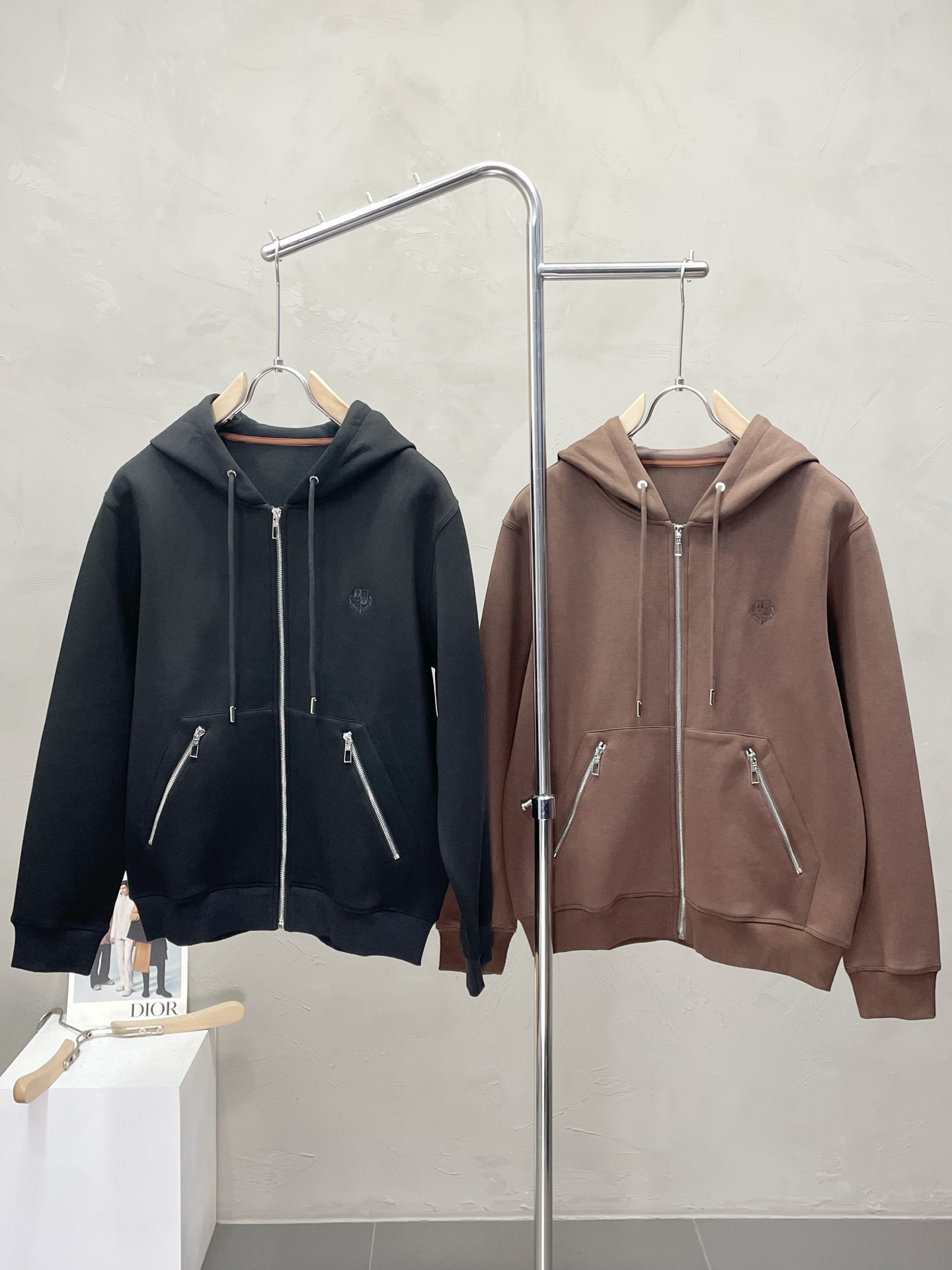 NO:510078,.LP-Loro Piana exclusively offers new original single men's casual autumn and winter hooded jackets. High-end customization. High-end version. Fashionable and versatile imported fabrics. Super soft and delicate touch. Skin-friendly and comfortable. Warm and comfortable. High-end boutique. OEM is very good for fine production. Men's essential items. Complete three standards. Number M-3XL, loro piga, loro piga, jackets & coats, hats, alexander wang.19860909.LP-Loro Piana诺悠翩雅独家专供新款原单男士休闲秋冬连帽外套 高端定制 高端版本 时尚百搭爆款进口面料 手感超柔软细腻 穿着亲肤舒适 保暖舒适 高端精品 代工厂精细做上身非常赞 男士必备单品 三标齐全 码数M-3XL,,loro piana,loro piana,jackets & coats,hats,alexander wang,Men's clothing