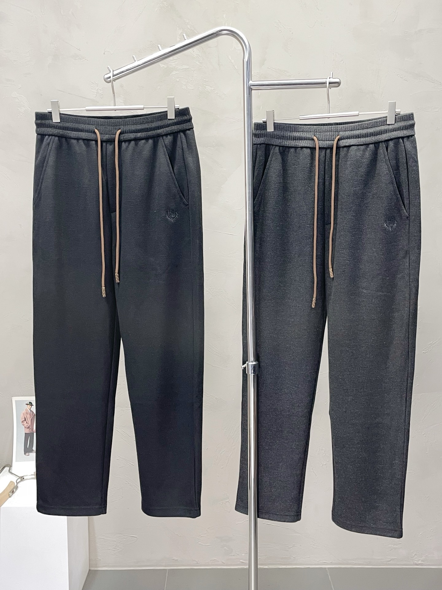 NO:510060,.LP-Loro Piana exclusively offers new autumn and winter casual pants, high-end version!  Customized fabrics for counters are breathable and comfortable, with impeccable details, and the brand element design concept reflects high quality. The feel is delicate and soft!  It is casually cut, with a great upper body style!  Number of codes: M-3XL, loro piana, loro piana, alexander wang19860909.LP-Loro Piana诺悠翩雅独家专供新款秋冬休闲裤 高端版本！专柜定制面料 透气舒适度高,细节无可挑剔,品牌元素设计理念,体现高品质.手感细腻柔软！呈现休闲裁剪,上身版型超赞！码数: M-3XL,,loro piana,loro piana,alexander wang,Men's clothing