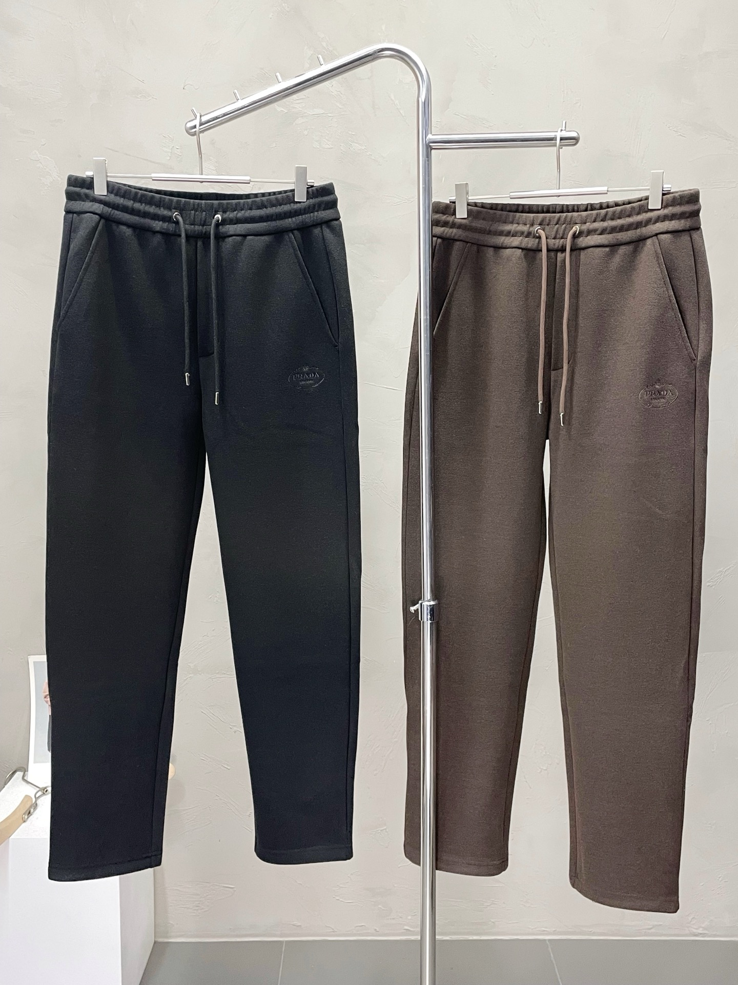 NO:510058,.Prada exclusively available in new casual pants high-end version!  Customized fabrics for counters are breathable and comfortable, with impeccable details, and the brand element design concept reflects high quality. The feel is delicate and soft!  It is casually cut, with a great upper body style!  Number of codes: M-3XL, prada, prada, alexander wang19860909.Prada普拉达独家专供新款 休闲裤 高端版本！专柜定制面料 透气舒适度高,细节无可挑剔,品牌元素设计理念,体现高品质.手感细腻柔软！呈现休闲裁剪,上身版型超赞！码数: M-3XL,,prada,prada,alexander wang,Men's clothing