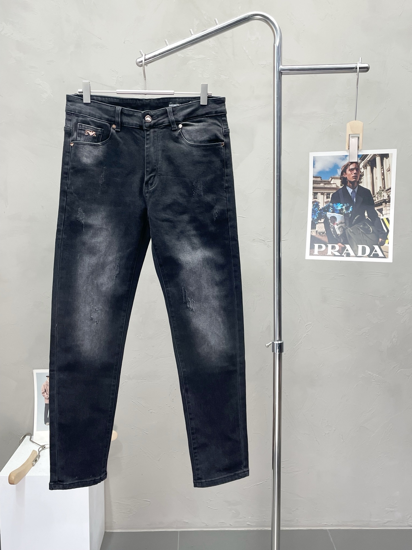 NO:510057,.Armani exclusively offers new casual jeans high-end versions!  Customized fabrics for counters are breathable and comfortable, with impeccable details, and the brand element design concept reflects high quality. The feel is delicate and soft!  It is casually cut, with a great upper body style!  Count 29-38, Armani, Armani, Jeans, Alexander wang19860909.Armani阿玛尼独家专供新款休闲牛仔裤高端版本！专柜定制面料 透气舒适度高,细节无可挑剔,品牌元素设计理念,体现高品质.手感细腻柔软！呈现休闲裁剪,上身版型超赞！码数29-38,,armani,armani,jeans,alexander wang,Men's clothing