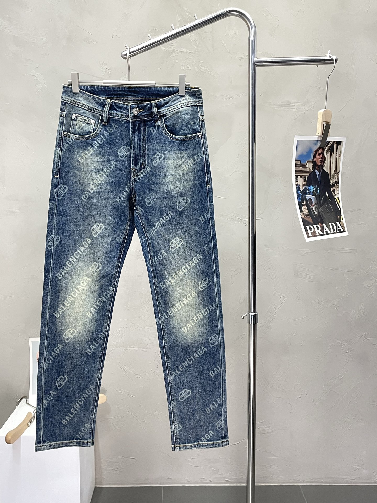 NO:510055,.Balenciaga exclusively offers new casual jeans high-end versions!  Customized fabrics for counters are breathable and comfortable, with impeccable details, and the brand element design concept reflects high quality. The feel is delicate and soft!  It is casually cut, with a great upper body style!  30-38, balenciaga, balenciaga, jeans, alexander wang19860909.Balenciaga巴黎世家独家专供新款休闲牛仔裤高端版本！专柜定制面料 透气舒适度高,细节无可挑剔,品牌元素设计理念,体现高品质.手感细腻柔软！呈现休闲裁剪,上身版型超赞！码数30-38,,balenciaga,balenciaga,jeans,alexander wang,Men's clothing