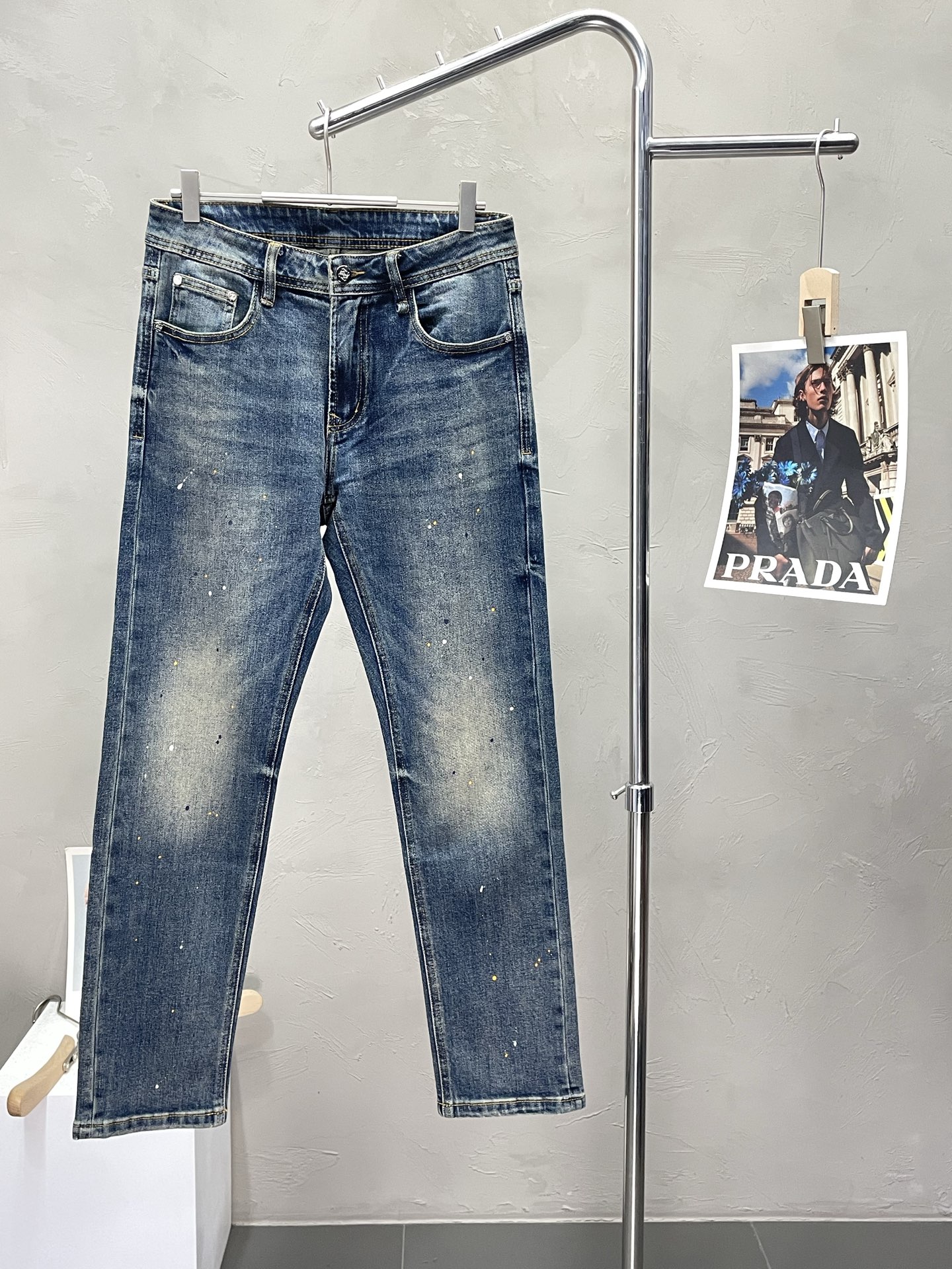 NO:510056,.LOEWE exclusively offers the new high-end version of casual jeans!  Customized fabrics for counters are breathable and comfortable, with impeccable details, and the brand element design concept reflects high quality. The feel is delicate and soft!  It is casually cut, with a great upper body style!  30-38, loewe, loewe, jeans, alexander wang19860909.LOEWE罗意威独家专供新款休闲牛仔裤高端版本！专柜定制面料 透气舒适度高,细节无可挑剔,品牌元素设计理念,体现高品质.手感细腻柔软！呈现休闲裁剪,上身版型超赞！码数30-38,,loewe,loewe,jeans,alexander wang,Men's clothing