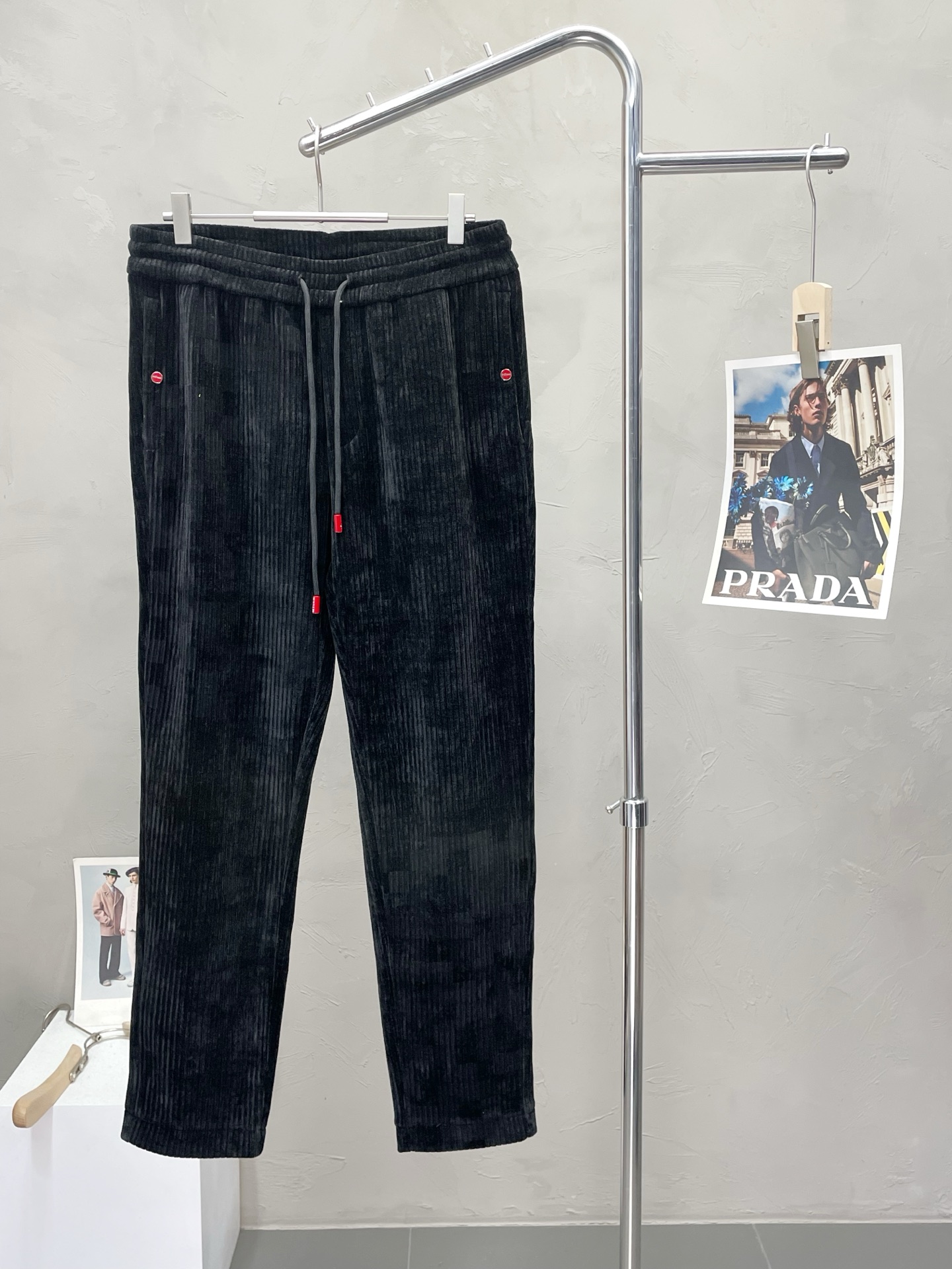 NO:510059,.KITON exclusively offers new autumn and winter casual pants, high-end version!  Customized fabrics for counters are breathable and comfortable, with impeccable details, and the brand element design concept reflects high quality. The feel is delicate and soft!  It is casually cut, with a great upper body style!  Code number M-3XL, alexander wang19860909.KITON独家专供新款秋冬休闲裤 高端版本！专柜定制面料 透气舒适度高,细节无可挑剔,品牌元素设计理念,体现高品质.手感细腻柔软！呈现休闲裁剪,上身版型超赞！码数M-3XL,,alexander wang,Men's clothing