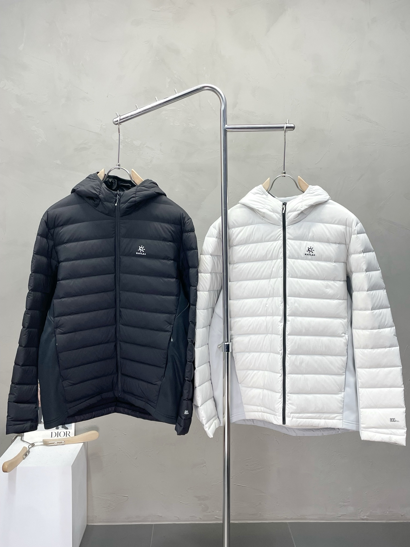 NO:510082,.Down Jacket - KAILAS exclusively offers new hooded down jackets in autumn and winter. Trading companies have a variety of channels and are essential for cooling weather. They can be worn in daily life and outdoor sports. They are wear-resistant, scratch-resistant and easy to manage. The inner is equipped with high-quality white goose down filling. It is matched with large square quilt quilting technology to create a fluffy and full overall effect, taking into account the powerful warm-proof and warm-locking effect, so that you don’t fear the cold outdoor weather in autumn and winter! Size 46-54,, down jacket, hats, alexander wang19860909.羽绒服- KAILAS凯乐石独家专供秋冬新款连帽羽绒服,贸易公司渠道稀出,降温天气必备的保暖单品,不论是日常还是户外运动都能穿.耐磨防刮易打理,内里配置优质白鹅绒埴充,在搭配大方格绗缝工艺,打造蓬松饱满的整体效果,兼顾强悍的保暖锁温效果,让你无惧秋冬季寒冷的户外天气! 尺码46-54,,down jacket,hats,alexander wang,Men's clothing