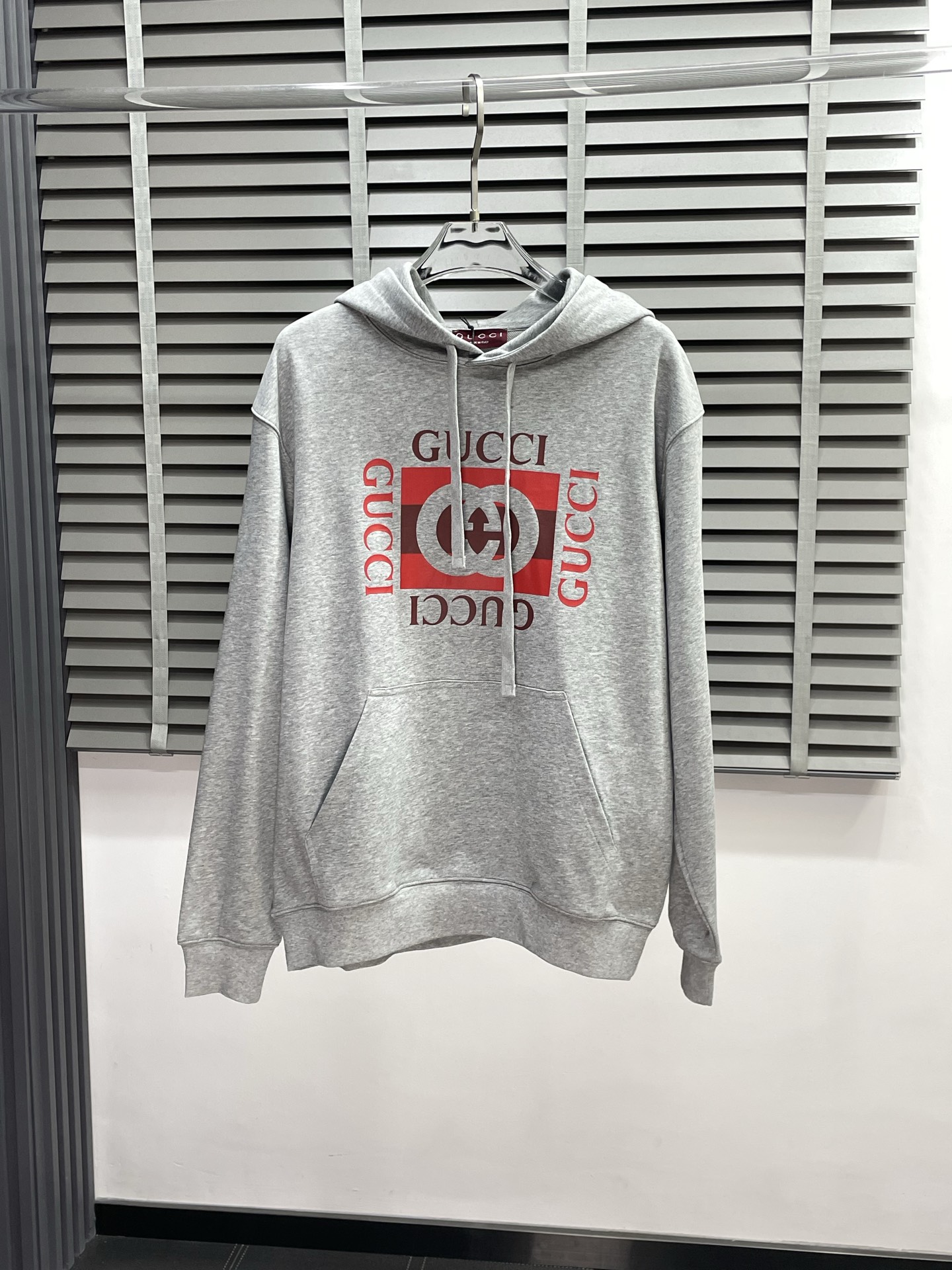 NO:511920,.Gucci exclusively provides the latest fashionable sweatshirts. A jacket with a classic design and superb appearance. It is even more difficult to pick and control. You can buy it directly. It is a high-end quality product that cannot be missed! Through the detailed pictures, you can feel its powerful aura, and the warm-concentration effect is significant, so you don’t have to worry about the chill at all! It is both fashionable and functional, and the whole style looks more luxurious and elegant! Size S-XL, gucci, gucci, hoodie, sweatshirts, jackets & coats, alexander wang19860909.Gucci古驰独家专供最新时尚卫衣 经典设计感与颜值爆棚的外套,品质更是无法挑剔品控可以直接入手,不容过错的高端臻品！通过细节图片便可感受到它强悍的气场,聚温保暖效果显著,完全不用担心会有一点寒意！时尚与功能性兼备,整款显得更加的奢华大气！ 尺码S-XL,,gucci,gucci,hoodie,sweatshirts,jackets & coats,alexander wang,Men's clothing