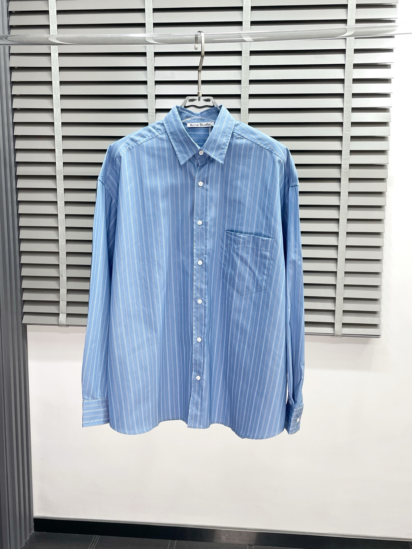 NO:511924,.Acne Studios exclusively offers the latest fashionable shirts. A jacket with a classic design and great appearance. It is even more difficult to pick and control. You can buy it directly. It is a high-end quality product that cannot be missed! Through the detailed pictures, you can feel its powerful aura, and the warm-concentration effect is significant, so you don’t have to worry about the chill at all! It is both fashionable and functional, and the whole style looks more luxurious and elegant! Size 44.46.48.50,acne studios,dior,jackets & coats,shirts,alexander wang19860909.Acne Studios独家专供最新时尚衬衫 经典设计感与颜值爆棚的外套,品质更是无法挑剔品控可以直接入手,不容过错的高端臻品！通过细节图片便可感受到它强悍的气场,聚温保暖效果显著,完全不用担心会有一点寒意！时尚与功能性兼备,整款显得更加的奢华大气！ 尺码44.46.48.50,,acne studios,dior,jackets & coats,shirts,alexander wang,Men's clothing