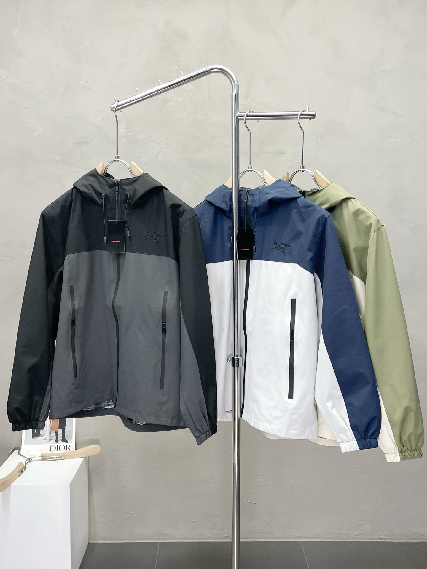 NO:510076,.Arc’teryx exclusively offers the latest fashion hooded jackets. A jacket with a classic design and great appearance. It is even more difficult to pick and control. You can buy it directly. You can’t get it wrong! Through the detailed pictures, you can feel its powerful aura, and the warm-concentration effect is significant, so you don’t have to worry about the chill at all! It is both fashionable and functional, and the whole style looks more luxurious and elegant! Size M-4XL, arc'teryx,jackets & coats,jackets & coats,hats,alexander wang19860909.Arc’teryx始祖鸟独家专供最新时尚连帽夹克 经典设计感与颜值爆棚的外套,品质更是无法挑剔品控可以直接入手,不容过错的高端臻品！通过细节图片便可感受到它强悍的气场,聚温保暖效果显著,完全不用担心会有一点寒意！时尚与功能性兼备,整款显得更加的奢华大气！ 尺码M-4XL,arc'teryx,jackets & coats,jackets & coats,hats,alexander wang,Men's clothing