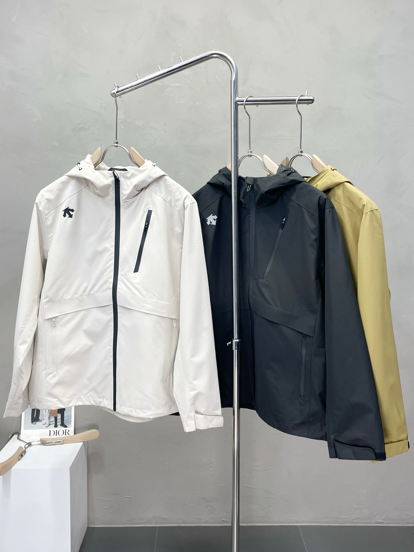 NO:510093,.DESCENTE exclusively offers the latest fashionable hooded jackets. A jacket with a classic design and great appearance. The quality is even more unscrupulous. You can buy it directly. You can't get it right! Through the detailed pictures, you can feel its powerful aura, and the warm-concentration effect is significant, so you don’t have to worry about the chill at all! It is both fashionable and functional, and the whole style looks more luxurious and elegant! Size M-4XL, Jackets & coats, Jackets & coats, Hats, Alexander wang19860909.DESCENTE迪桑特独家专供最新时尚连帽夹克 经典设计感与颜值爆棚的外套,品质更是无法挑剔品控可以直接入手,不容过错的高端臻品！通过细节图片便可感受到它强悍的气场,聚温保暖效果显著,完全不用担心会有一点寒意！时尚与功能性兼备,整款显得更加的奢华大气！ 尺码M-4XL,,jackets & coats,jackets & coats,hats,alexander wang,Men's clothing