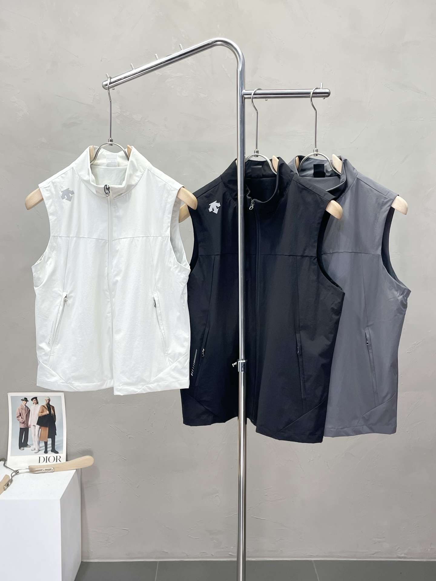 NO:511923,.DESCENTE exclusively offers the latest fashionable vests. A jacket with a classic design and superb appearance. It is even more difficult to pick and control. You can buy it directly. It is a high-end quality product that cannot be missed! Through the detailed pictures, you can feel its powerful aura, and the warm-concentration effect is significant, so you don’t have to worry about the chill at all! It is both fashionable and functional, and the whole style looks more luxurious and elegant! Size M-4XL, Jackets & coats,alexander wang19860909.DESCENTE迪桑特独家专供最新时尚马甲 经典设计感与颜值爆棚的外套,品质更是无法挑剔品控可以直接入手,不容过错的高端臻品！通过细节图片便可感受到它强悍的气场,聚温保暖效果显著,完全不用担心会有一点寒意！时尚与功能性兼备,整款显得更加的奢华大气！ 尺码M-4XL,,jackets & coats,alexander wang,Men's clothing