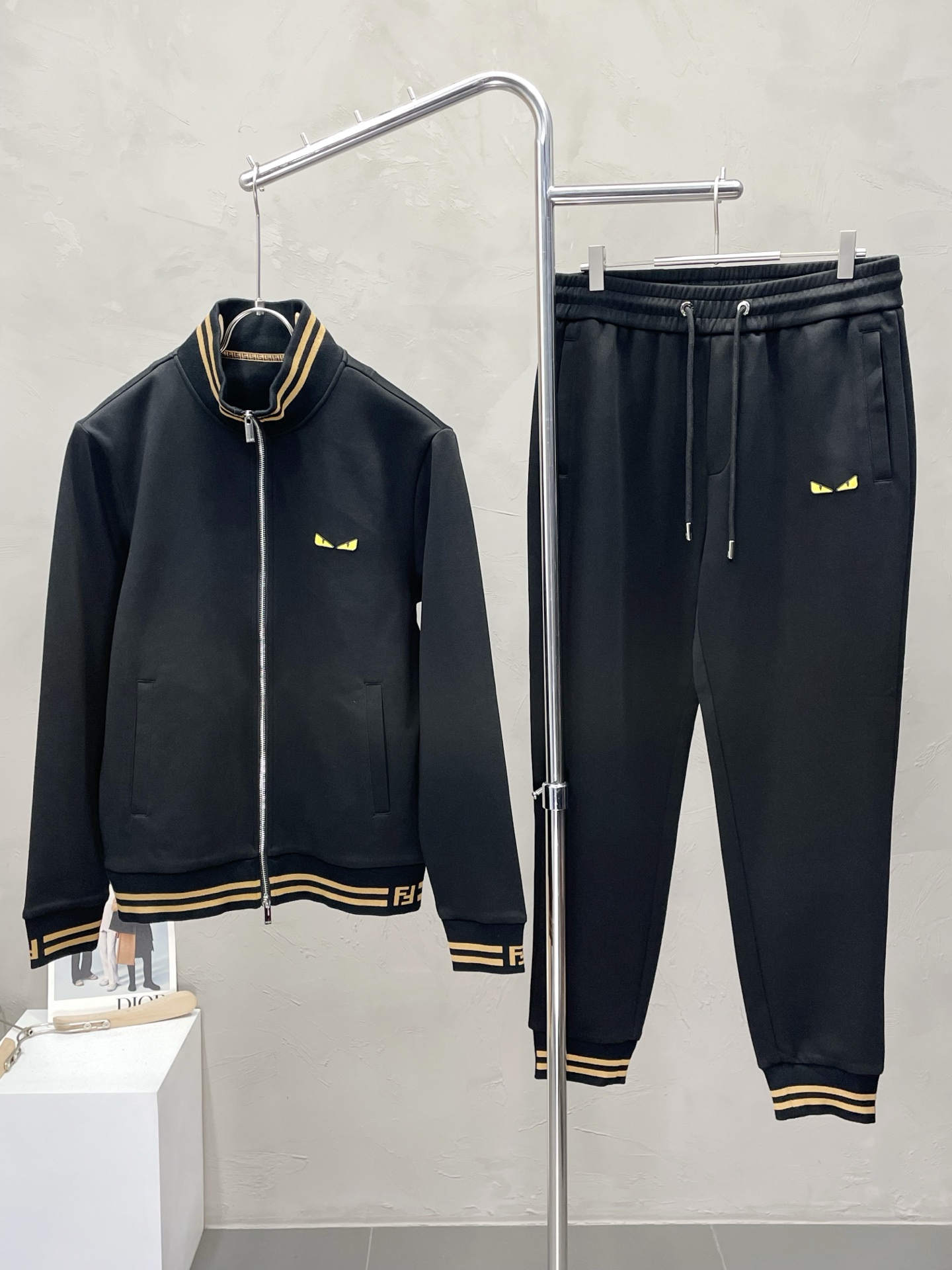 NO:518468,/Set.FENDI exclusively offers the same stand collar set for the new counter, full of high-end feel!  The details are exquisite and high-end, and the workmanship is impeccable!  Imported fabrics are three-dimensional, exquisite and delicate. The original high-end double-sided jersey fabrics are very high-end!  The fabric is crisp, wrinkle-resistant, wear-resistant, moisture absorption, quick drying and breathable, neat and stylish. The code number M-3XL, fendi, fendi, alexander wang19860909/套.FENDI芬迪独家专供新款专柜同款立领套装,高级感满满！细节精致高档,做工无可挑剔！进口面料 立体精致细腻.原版高端双面平纹针织面料很显高级！面料挺括抗皱耐磨,吸湿速干透气,利落有型.码数M-3XL,,fendi,fendi,alexander wang,Men's clothing