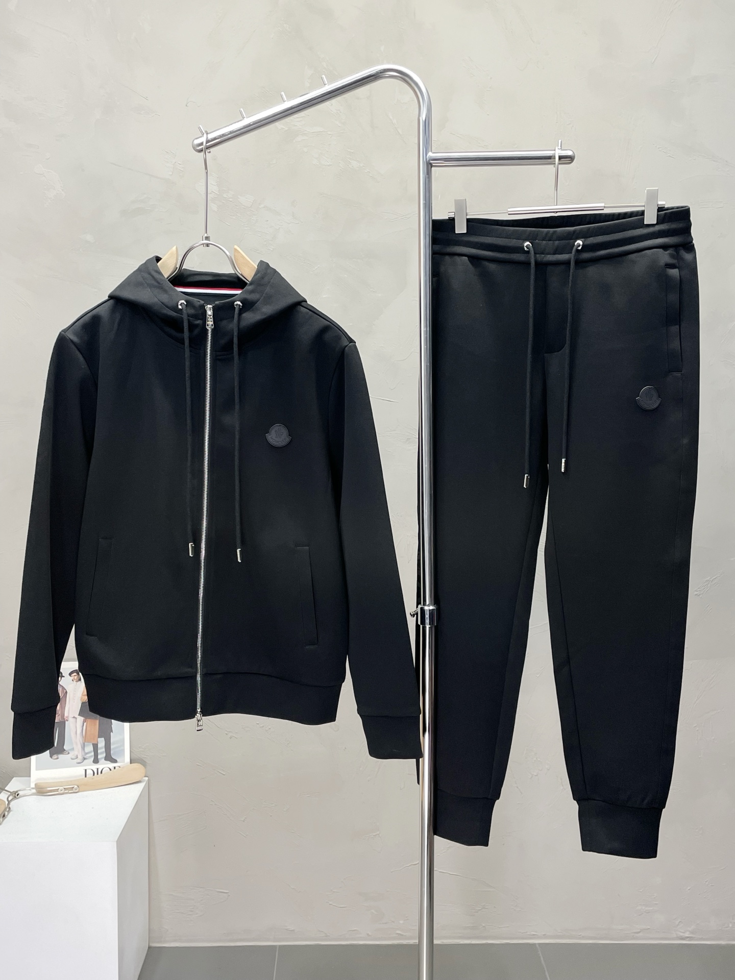 NO:518489,/Set.Moncler masked mouth exclusively provides the same hooded suit for the new counter, full of high-end feel!  The details are exquisite and high-end, and the workmanship is impeccable!  Imported fabrics are three-dimensional, exquisite and delicate. The original high-end double-sided jersey fabrics are very high-end!  The fabric is crisp, wrinkle-resistant, wear-resistant, moisture absorption, quick drying and breathable, neat and stylish. Code number M-3XL, Moncler, hats, alexander wang19860909/套.Moncler蒙口独家专供新款专柜同款连帽套装,高级感满满！细节精致高档,做工无可挑剔！进口面料 立体精致细腻.原版高端双面平纹针织面料很显高级！面料挺括抗皱耐磨,吸湿速干透气,利落有型.码数M-3XL,,Moncler,hats,alexander wang,Men's clothing