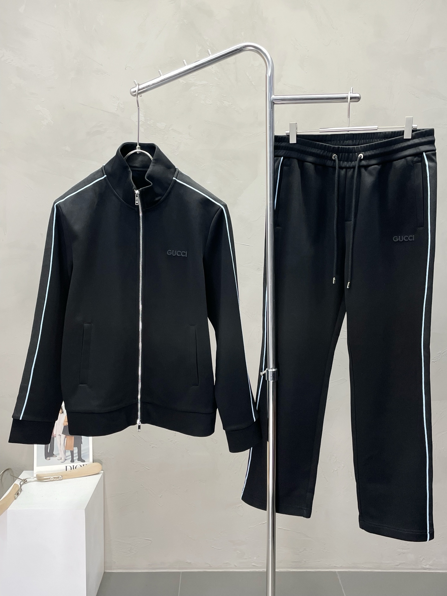 NO:518483,/Set. Gucci exclusively offers the same stand collar set for the new counter, full of high-end feel!  The details are exquisite and high-end, and the workmanship is impeccable!  Imported fabrics are three-dimensional, exquisite and delicate. The original high-end double-sided jersey fabrics are very high-end!  The fabric is crisp, wrinkle-resistant, wear-resistant, moisture absorption, quick drying and breathable, neat and stylish. Code number M-3XL, gucci, gucci, alexander wang19860909/套. Gucci古驰独家专供新款专柜同款立领套装,高级感满满！细节精致高档,做工无可挑剔！进口面料 立体精致细腻.原版高端双面平纹针织面料很显高级！面料挺括抗皱耐磨,吸湿速干透气,利落有型.码数M-3XL,,gucci,gucci,alexander wang,Men's clothing