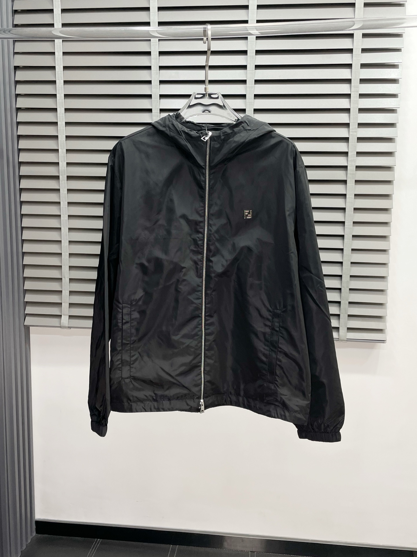 NO:511950,.FENDI exclusively offers new original single men's casual logo nylon jacket, high-end customization, high-end version, fashionable and versatile imported fabric, super soft and delicate, skin-friendly and comfortable to wear, high-end boutique, OEM, fine-made top body, very good, men's essential items, three standards, 46-52,,fendi,fendi, jackets & coats,alexander wang19860909.FENDI芬迪独家专供新款原单男士休闲徽标尼龙夹克 高端定制 高版本 时尚百搭爆款进口面料 手感超柔软细腻 穿着亲肤舒适 高端精品 代工厂精细做上身非常赞 男士必备单品 三标齐全 码数46-52,,fendi,fendi,jackets & coats,alexander wang,Men's clothing