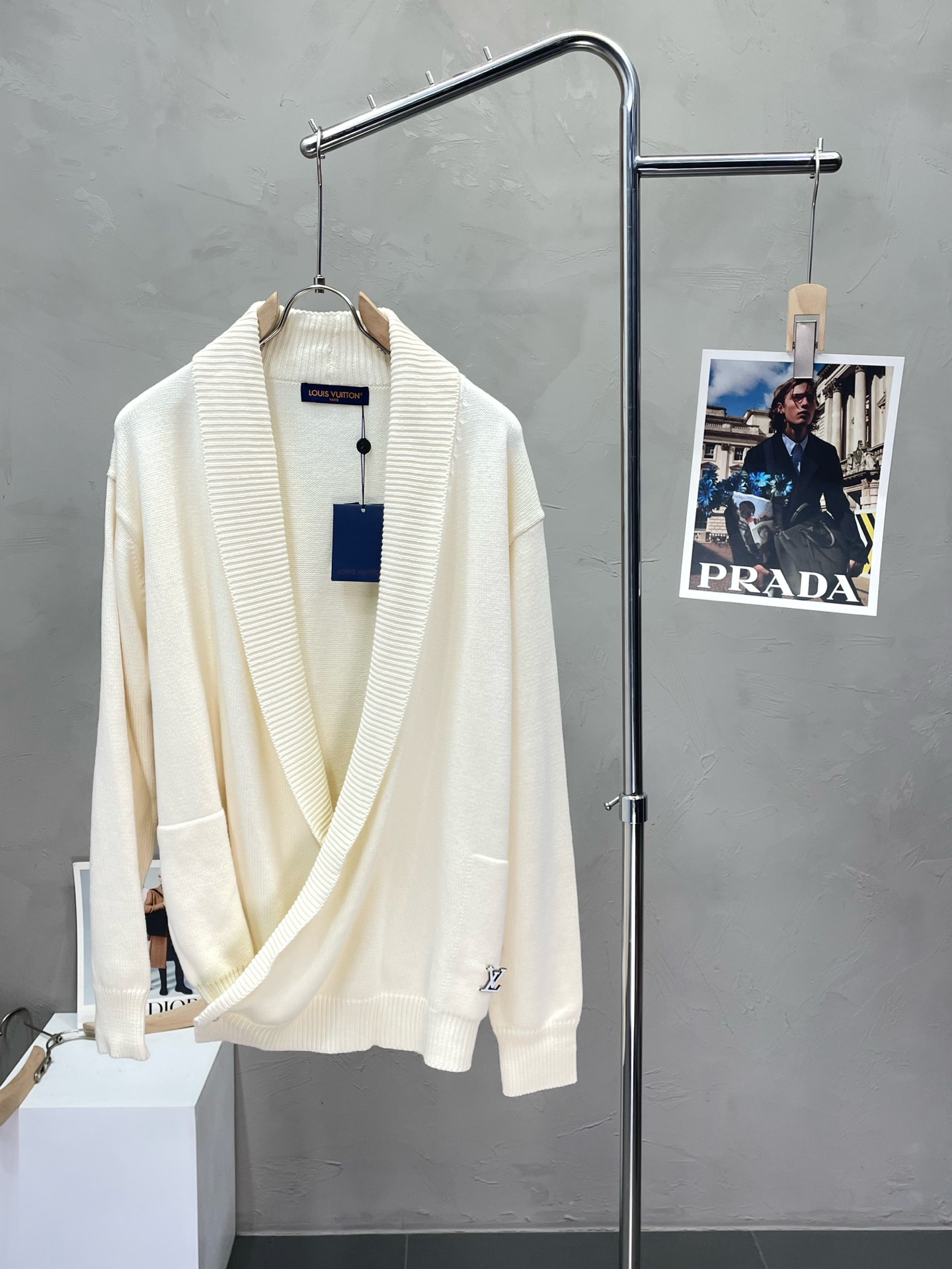 NO:518525,.Louis Vuitton exclusively offers the latest fashionable wool cardigans. Pearl button classic design and super beautiful jackets. The quality is even more unscrupulous. You can buy it directly. You can't get it wrong! Through the detailed pictures, you can feel its powerful aura, and the warm-concentration effect is significant, so you don’t have to worry about the chill at all! It is both fashionable and functional, and the whole style looks more luxurious and elegant! Size S-XL, louis vuitton,louis vuitton,jackets & coats,alexander wang19860909.Louis Vuitton路易威登独家专供最新时尚羊毛开衫 珍珠扣经典设计感与颜值爆棚的外套,品质更是无法挑剔品控可以直接入手,不容过错的高端臻品！通过细节图片便可感受到它强悍的气场,聚温保暖效果显著,完全不用担心会有一点寒意！时尚与功能性兼备,整款显得更加的奢华大气！ 尺码S-XL,,louis vuitton,louis vuitton,jackets & coats,alexander wang,Men's clothing