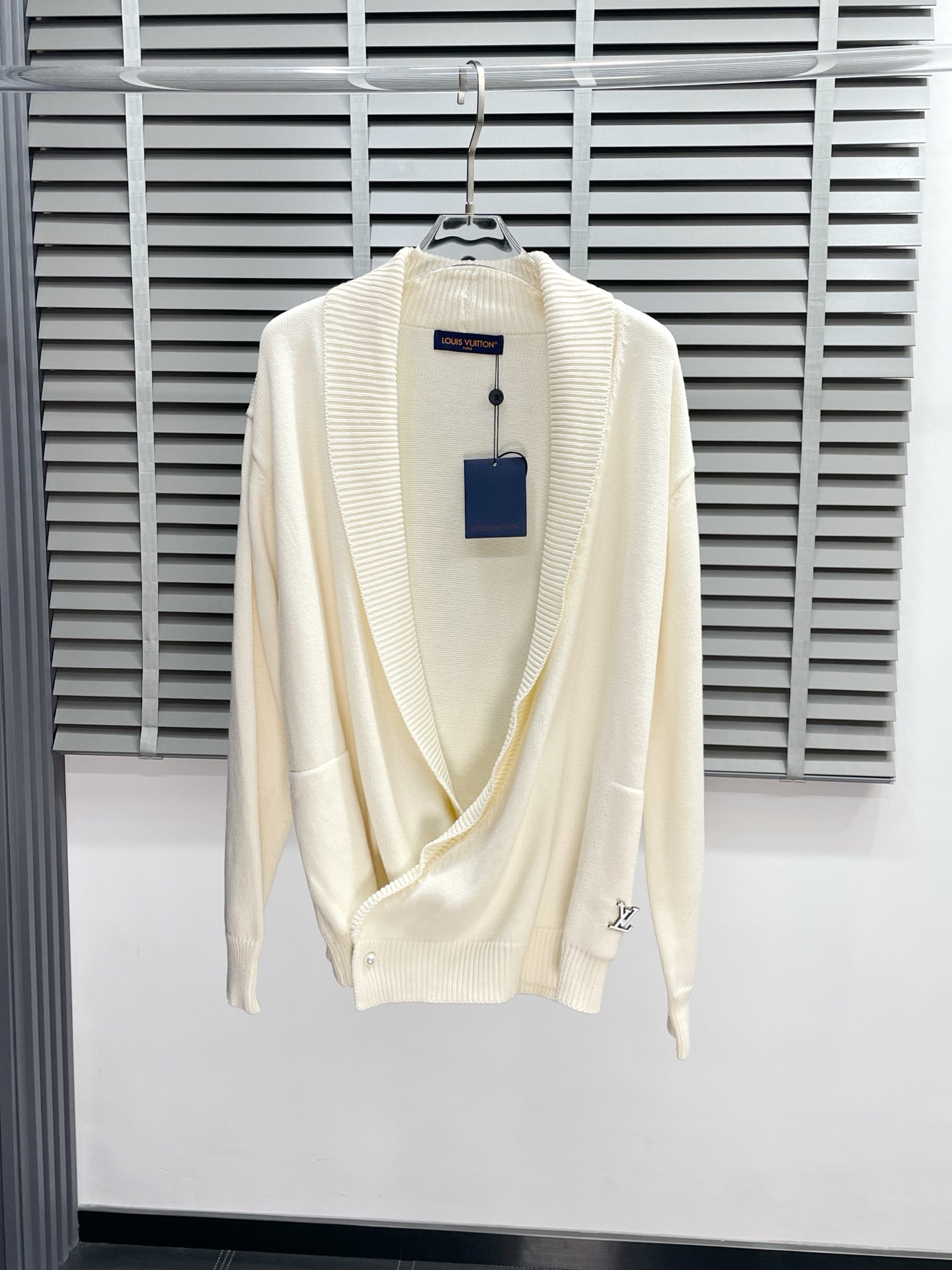 NO:511936,.Louis Vuitton exclusively offers the latest fashionable wool cardigan. Pearl button classic design and super beautiful jacket. The quality is even more unscrupulous. You can buy it directly. You can't get it wrong! Through the detailed pictures, you can feel its powerful aura, and the warm-concentration effect is significant, so you don’t have to worry about the chill at all! It is both fashionable and functional, and the whole style looks more luxurious and elegant! Size S-XL, louis vuitton,louis vuitton,jackets & coats,alexander wang19860909.Louis Vuitton路易威登独家专供最新时尚羊毛开衫 珍珠扣经典设计感与颜值爆棚的外套,品质更是无法挑剔品控可以直接入手,不容过错的高端臻品！通过细节图片便可感受到它强悍的气场,聚温保暖效果显著,完全不用担心会有一点寒意！时尚与功能性兼备,整款显得更加的奢华大气！ 尺码S-XL,,louis vuitton,louis vuitton,jackets & coats,alexander wang,Men's clothing