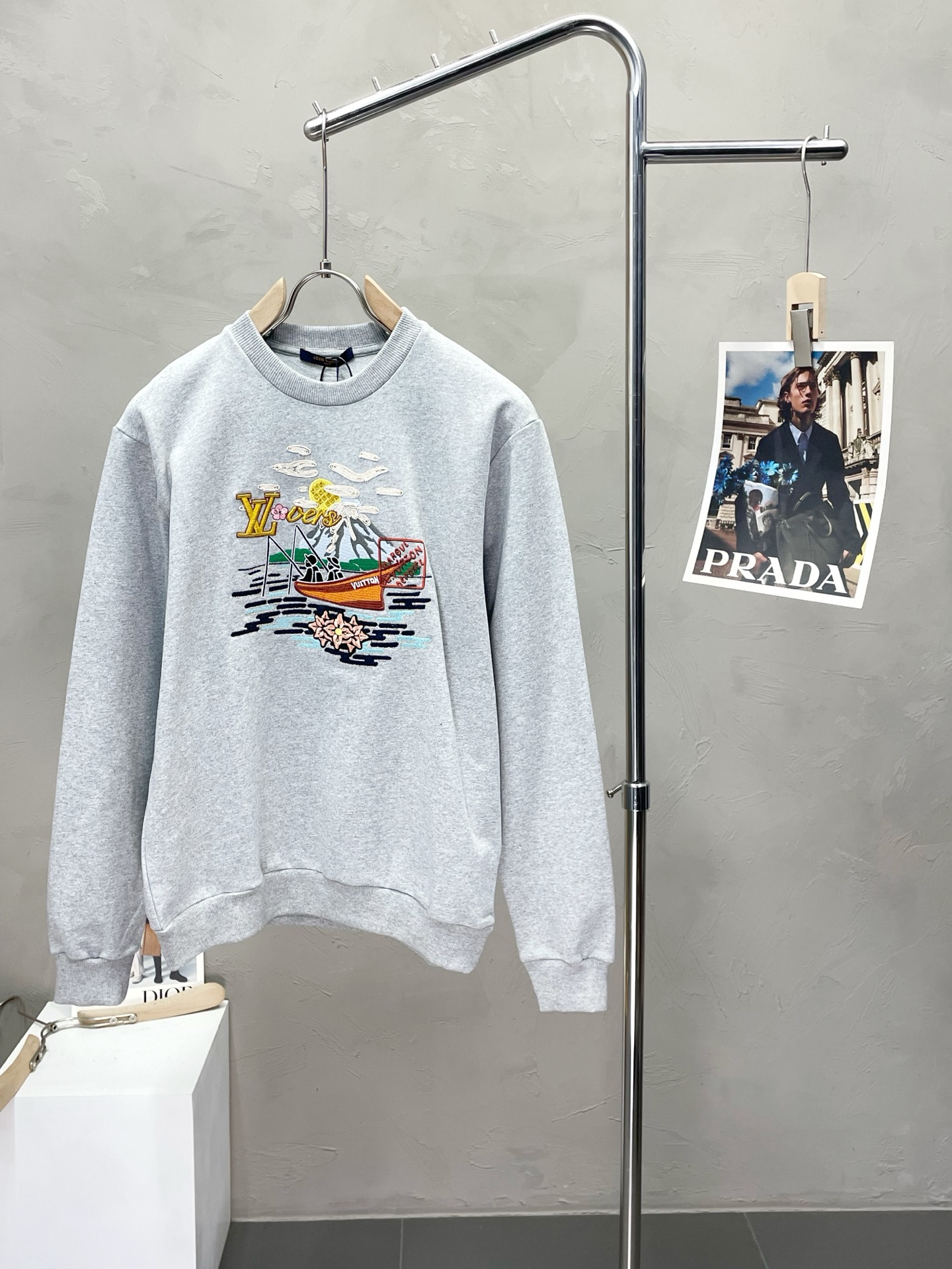 NO:518523,.Louis Vuitton exclusively offers the latest fashionable sweatshirts. A jacket with a classic design and great appearance, and the quality is even more unscrupulous. You can buy it directly. You can't get it wrong! Through the detailed pictures, you can feel its powerful aura, and the warm-concentration effect is significant, so you don’t have to worry about the chill at all! It is both fashionable and functional, and the whole style looks more luxurious and elegant! Size S-XL, louis vuitton,louis vuitton,hoodie,sweatshirts,jackets & coats,alexander wang19860909.Louis Vuitton路易威登独家专供最新时尚卫衣 经典设计感与颜值爆棚的外套,品质更是无法挑剔品控可以直接入手,不容过错的高端臻品！通过细节图片便可感受到它强悍的气场,聚温保暖效果显著,完全不用担心会有一点寒意！时尚与功能性兼备,整款显得更加的奢华大气！ 尺码S-XL,,louis vuitton,louis vuitton,hoodie,sweatshirts,jackets & coats,alexander wang,Men's clothing