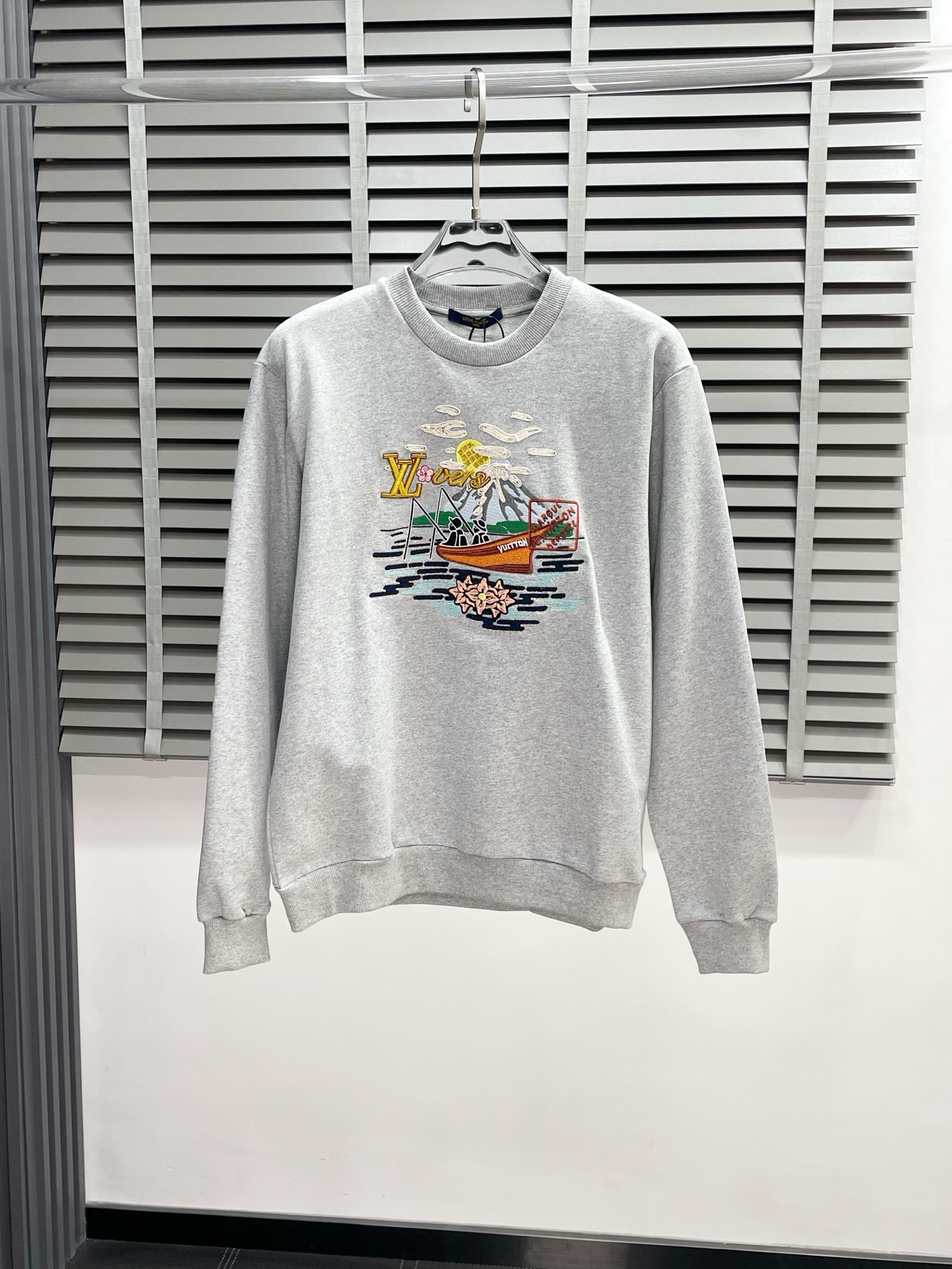 NO:511927,.Louis Vuitton exclusively offers the latest fashionable sweatshirts. A jacket with a classic design and great appearance, and the quality is even more unscrupulous. You can buy it directly. You can't get it wrong! Through the detailed pictures, you can feel its powerful aura, and the warm-concentration effect is significant, so you don’t have to worry about the chill at all! It is both fashionable and functional, and the whole style looks more luxurious and elegant! Size S-XL, louis vuitton,louis vuitton,hoodie,sweatshirts,jackets & coats,alexander wang19860909.Louis Vuitton路易威登独家专供最新时尚卫衣 经典设计感与颜值爆棚的外套,品质更是无法挑剔品控可以直接入手,不容过错的高端臻品！通过细节图片便可感受到它强悍的气场,聚温保暖效果显著,完全不用担心会有一点寒意！时尚与功能性兼备,整款显得更加的奢华大气！ 尺码S-XL,,louis vuitton,louis vuitton,hoodie,sweatshirts,jackets & coats,alexander wang,Men's clothing