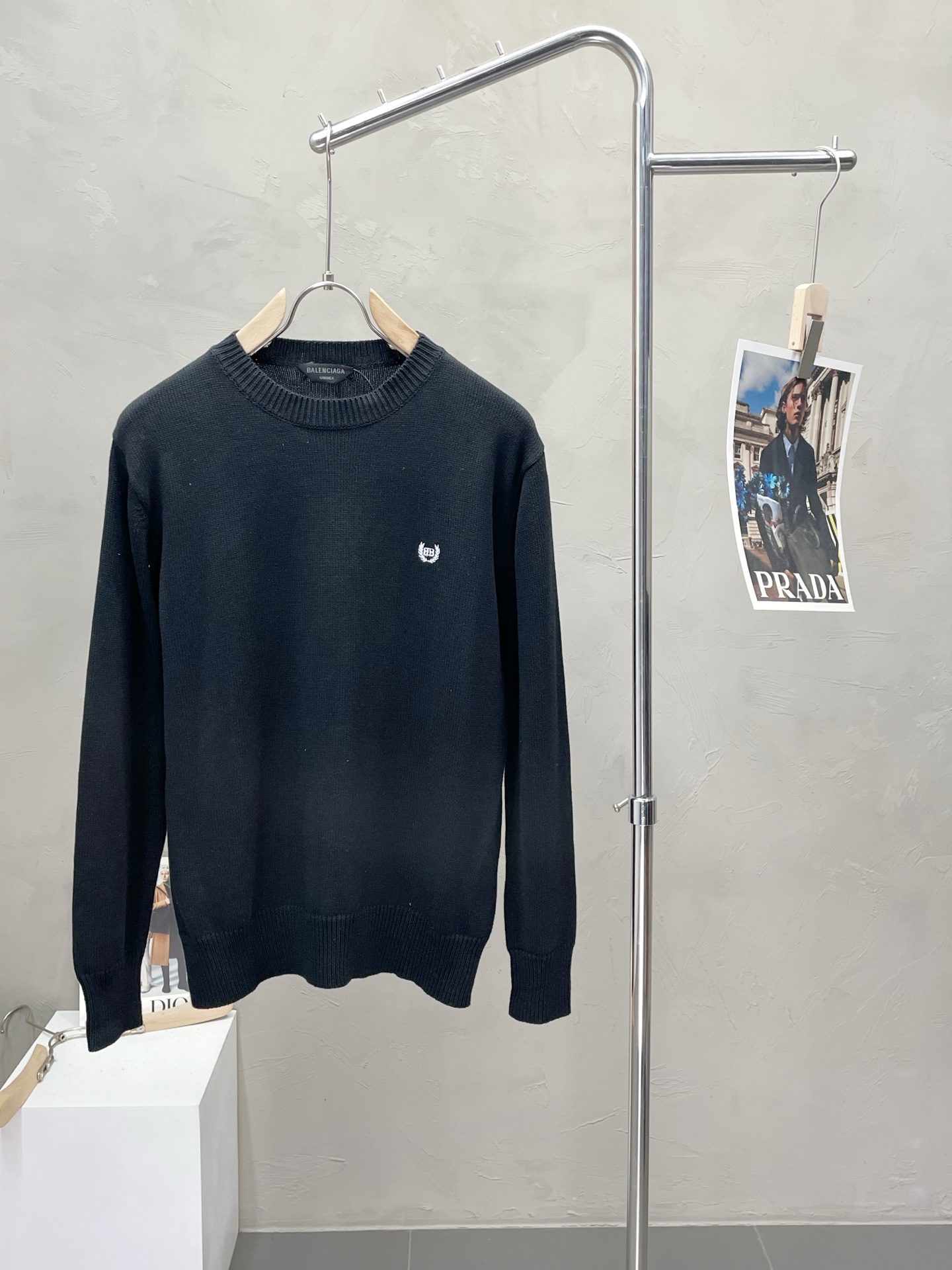 NO:518517,.Balenciaga exclusively offers the latest fashionable sweaters. A jacket with a classic design and appearance, and the quality is even more unscrupulous. You can buy it directly. You can't get it wrong! Through the detailed pictures, you can feel its powerful aura, and the warm-concentration effect is significant, so you don’t have to worry about the chill at all! It is both fashionable and functional, and the whole style looks more luxurious and elegant! Size S-XL, balenciaga, balenciaga, jackets & coats, sweaters, alexander wang19860909.Balenciaga巴黎世家独家专供最新时尚毛衣 经典设计感与颜值爆棚的外套,品质更是无法挑剔品控可以直接入手,不容过错的高端臻品！通过细节图片便可感受到它强悍的气场,聚温保暖效果显著,完全不用担心会有一点寒意！时尚与功能性兼备,整款显得更加的奢华大气！ 尺码S-XL,,balenciaga,balenciaga,jackets & coats,sweaters,alexander wang,Men's clothing