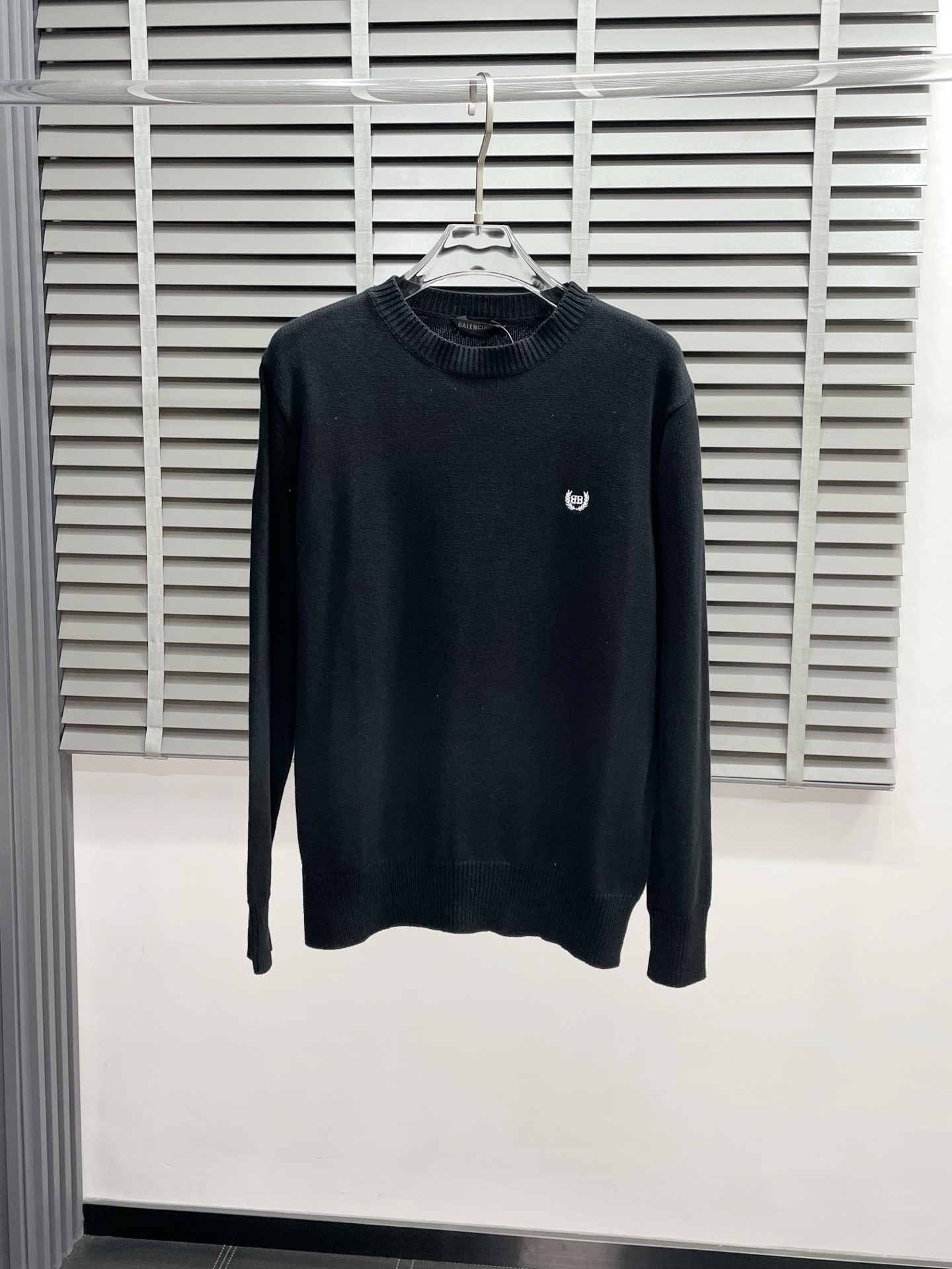 NO:511931,.Balenciaga exclusively offers the latest fashionable sweaters. A jacket with a classic design and appearance, and the quality is even more unscrupulous. You can buy it directly. You can't get it wrong! Through the detailed pictures, you can feel its powerful aura, and the warm-concentration effect is significant, so you don’t have to worry about the chill at all! It is both fashionable and functional, and the whole style looks more luxurious and elegant! Size S-XL, balenciaga, balenciaga, jackets & coats, sweaters, alexander wang19860909.Balenciaga巴黎世家独家专供最新时尚毛衣 经典设计感与颜值爆棚的外套,品质更是无法挑剔品控可以直接入手,不容过错的高端臻品！通过细节图片便可感受到它强悍的气场,聚温保暖效果显著,完全不用担心会有一点寒意！时尚与功能性兼备,整款显得更加的奢华大气！ 尺码S-XL,,balenciaga,balenciaga,jackets & coats,sweaters,alexander wang,Men's clothing