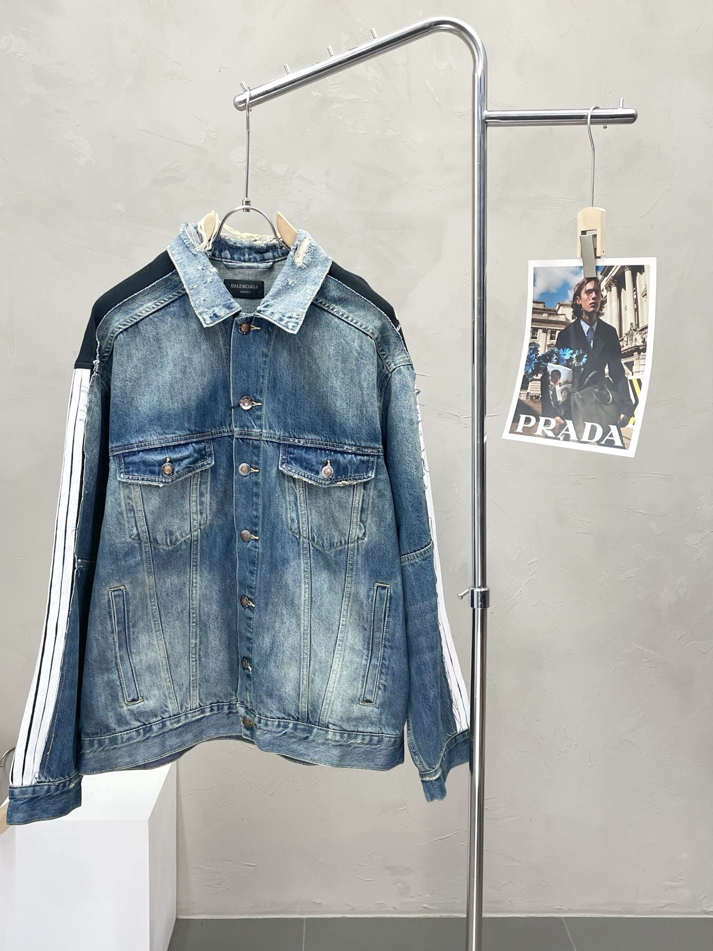 NO:518534,.Balenciaga exclusively offers the latest denim jackets, classic design and beautiful design. The quality is even more unscrupulous. You can buy it directly. You can't get it right! Through the detailed pictures, you can feel its powerful aura, and the warm-concentration effect is significant, so you don’t have to worry about the chill at all! It is both fashionable and functional, and the whole style looks more luxurious and elegant! Size 1.2.3.4,,balenciaga,balenciaga,jackets & coats,alexander wang19860909.Balenciaga巴黎世家独家专供最新牛仔外套 经典设计与颜值爆棚的设计 品质更是无法挑剔品控可以直接入手,不容过错的高端臻品！通过细节图片便可感受到它强悍的气场,聚温保暖效果显著,完全不用担心会有一点寒意！时尚与功能性兼备,整款显得更加的奢华大气！ 尺码1.2.3.4,,balenciaga,balenciaga,jackets & coats,alexander wang,Men's clothing