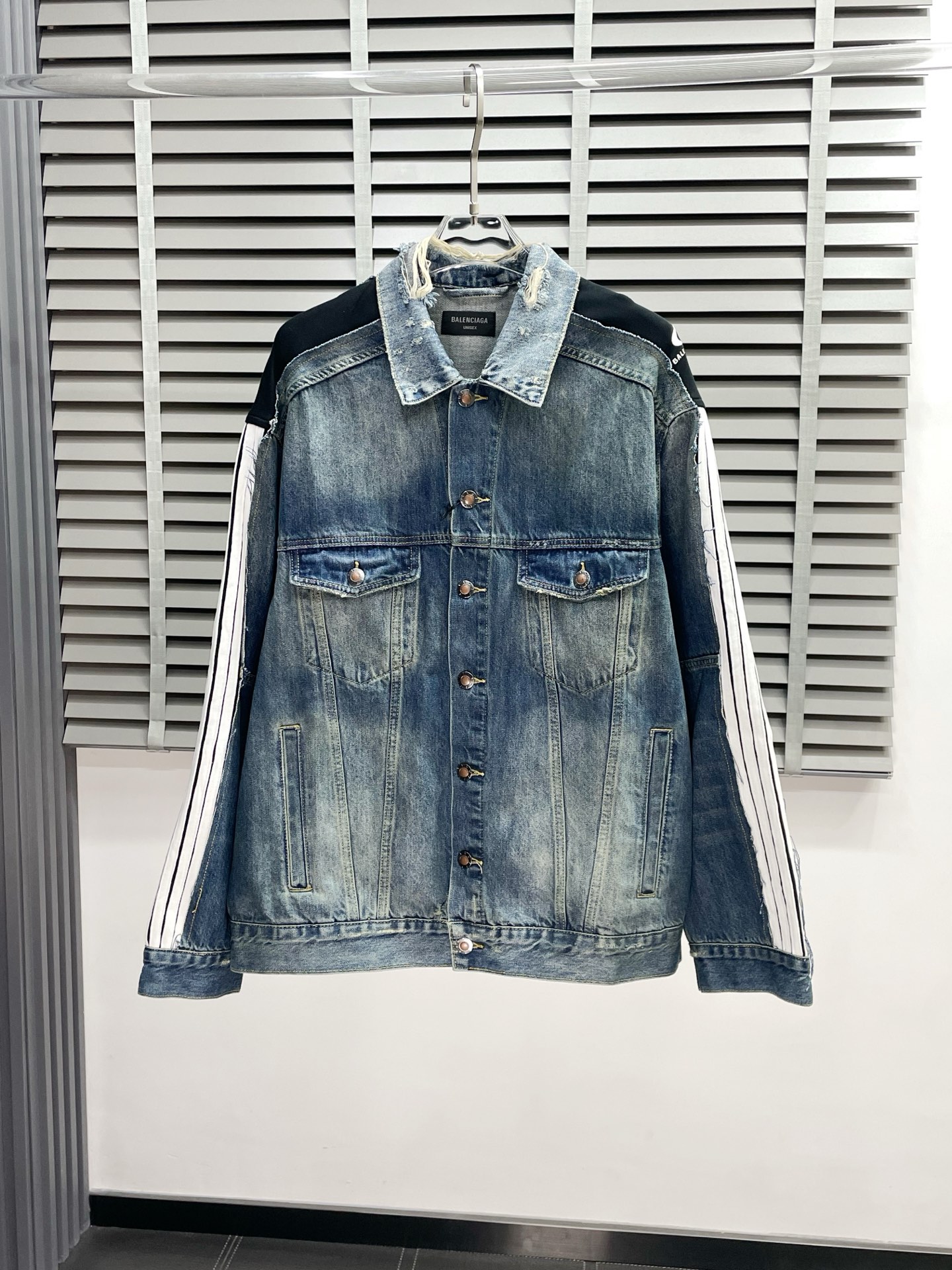 NO:511968,.Balenciaga exclusively offers the latest denim jackets, classic design and beautiful design. The quality is even more unscrupulous. You can buy it directly. You can't get it right! Through the detailed pictures, you can feel its powerful aura, and the warm-concentration effect is significant, so you don’t have to worry about the chill at all! It is both fashionable and functional, and the whole style looks more luxurious and elegant! Size 1.2.3.4,,balenciaga,balenciaga,jackets & coats,alexander wang19860909.Balenciaga巴黎世家独家专供最新牛仔外套 经典设计与颜值爆棚的设计 品质更是无法挑剔品控可以直接入手,不容过错的高端臻品！通过细节图片便可感受到它强悍的气场,聚温保暖效果显著,完全不用担心会有一点寒意！时尚与功能性兼备,整款显得更加的奢华大气！ 尺码1.2.3.4,,balenciaga,balenciaga,jackets & coats,alexander wang,Men's clothing