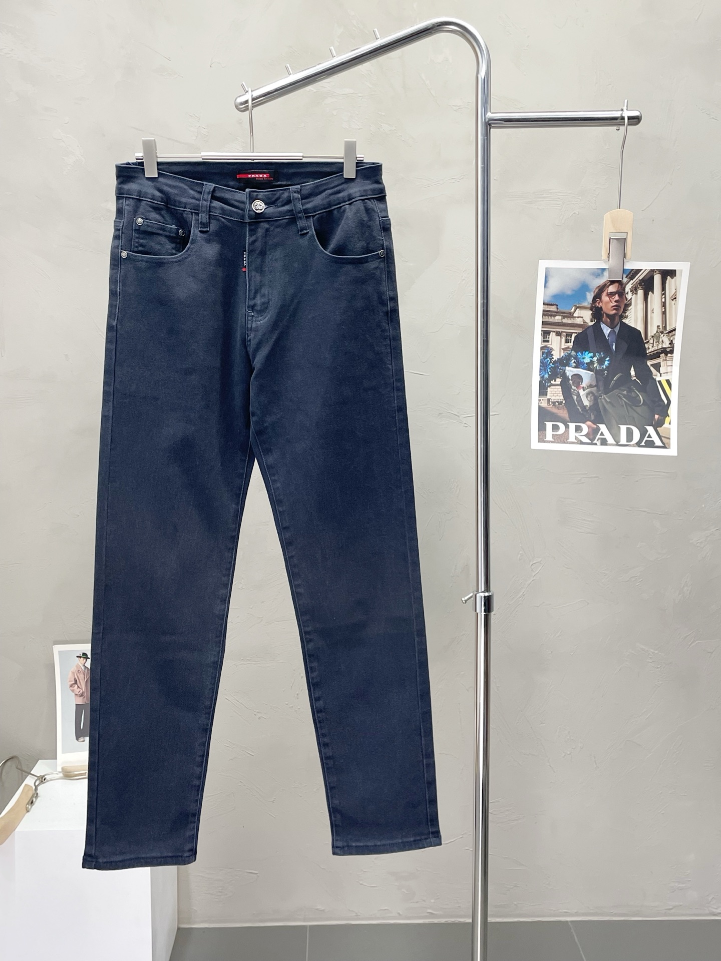 NO:518466,.Prada exclusively offers new casual jeans high-end versions!  Customized fabrics for counters are breathable and comfortable, with impeccable details, and the brand element design concept reflects high quality. The feel is delicate and soft!  It is casually cut, with a great upper body style!  Number of codes 29-40 (35), prada, prada, jeans, alexander wang19860909.Prada普拉达独家专供新款休闲牛仔裤高端版本！专柜定制面料 透气舒适度高,细节无可挑剔,品牌元素设计理念,体现高品质.手感细腻柔软！呈现休闲裁剪,上身版型超赞！码数29-40（有35）,,prada,prada,jeans,alexander wang,Men's clothing