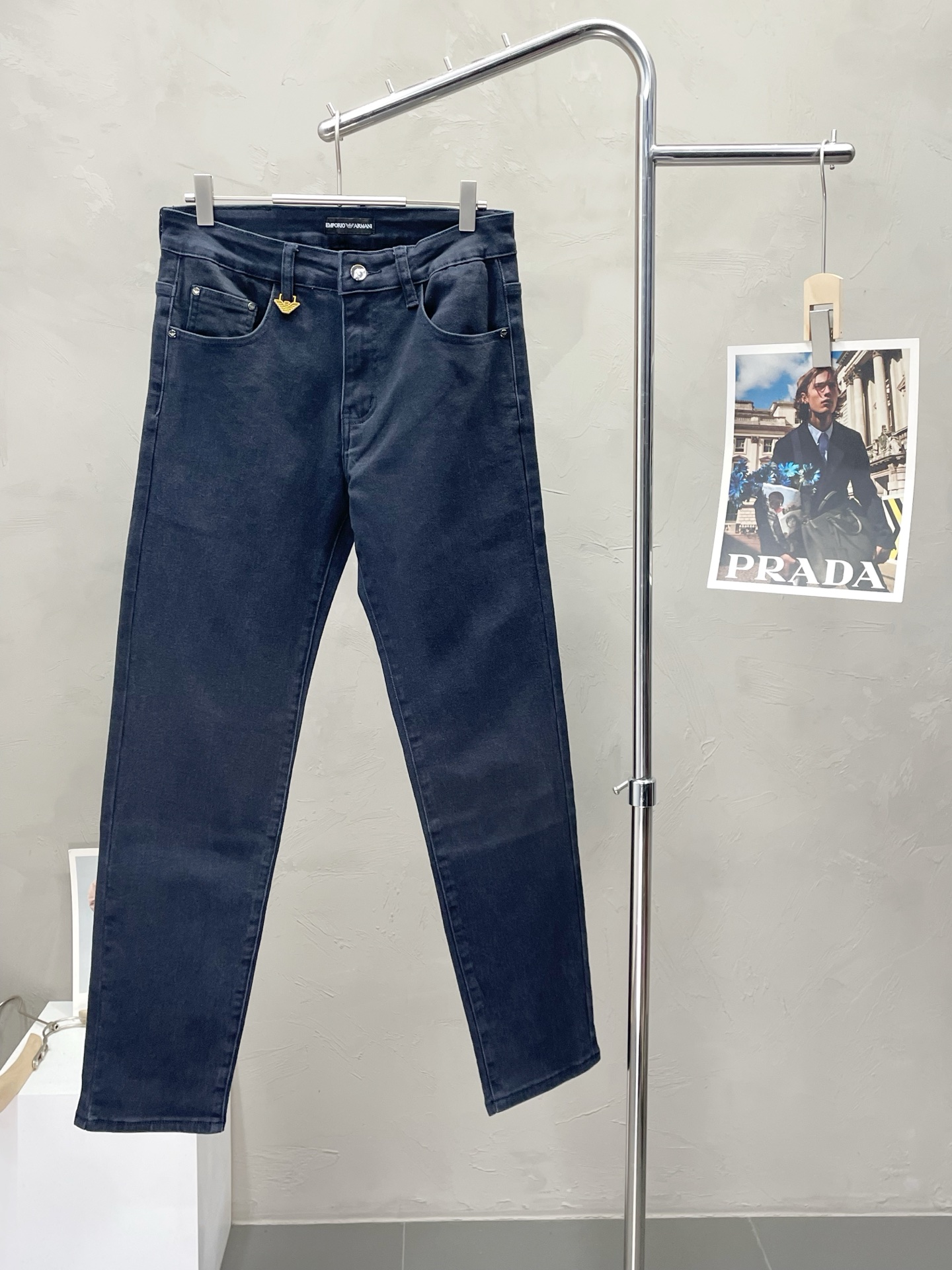 NO:518478,.ARMANI exclusively offers the new high-end version of casual jeans!  Customized fabrics for counters are breathable and comfortable, with impeccable details, and the brand element design concept reflects high quality. The feel is delicate and soft!  It is casually cut, with a great upper body style!  Count 29-40 (35), Armani, Armani, Jeans, Alexander wang19860909.ARMANI阿玛尼独家专供新款休闲牛仔裤高端版本！专柜定制面料 透气舒适度高,细节无可挑剔,品牌元素设计理念,体现高品质.手感细腻柔软！呈现休闲裁剪,上身版型超赞！码数29-40（有35）,,armani,armani,jeans,alexander wang,Men's clothing