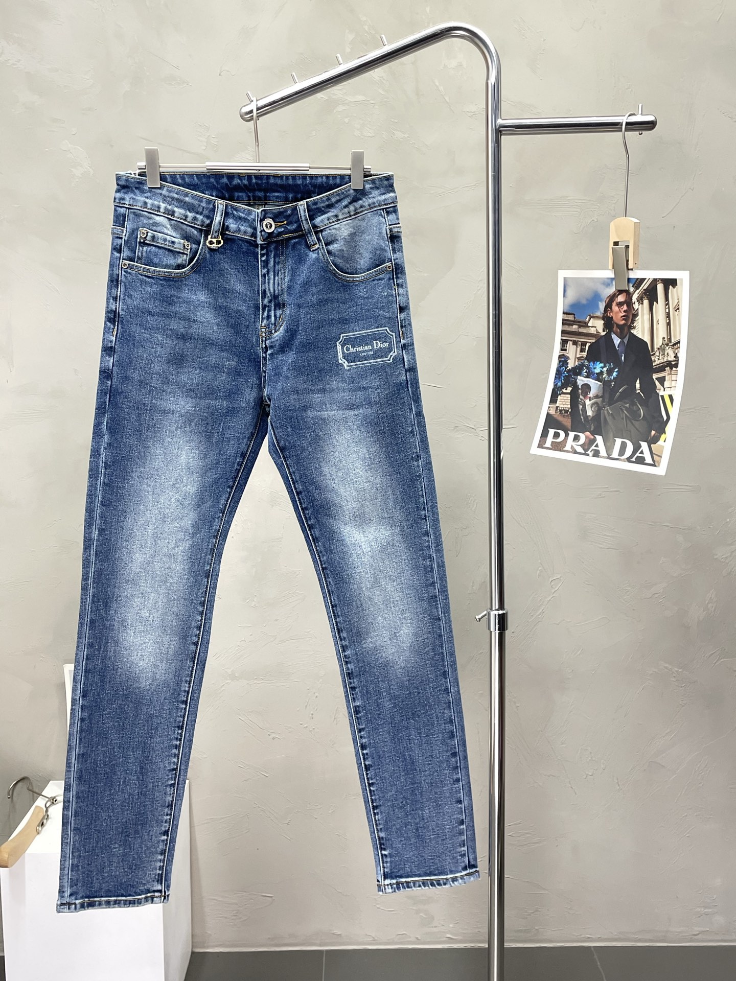 NO:518487,.Dior exclusively offers new casual jeans high-end versions!  Customized fabrics for counters are breathable and comfortable, with impeccable details, and the brand element design concept reflects high quality. The feel is delicate and soft!  It is casually cut, with a great upper body style!  Number of codes 28-38 (35), dior, dior, jeans, alexander wang19860909.Dior迪奥独家专供新款休闲牛仔裤高端版本！专柜定制面料 透气舒适度高,细节无可挑剔,品牌元素设计理念,体现高品质.手感细腻柔软！呈现休闲裁剪,上身版型超赞！码数28-38（有35）,,dior,dior,jeans,alexander wang,Men's clothing