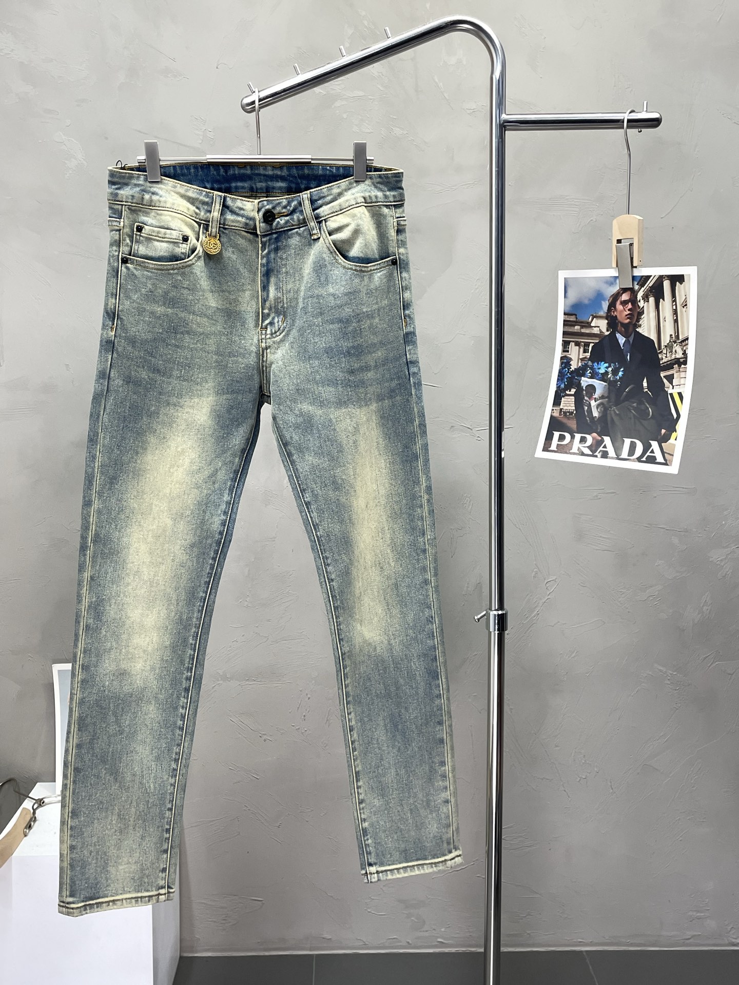 NO:518470,.Dolce & Gabbana exclusively offers new casual jeans high-end versions!  Customized fabrics for counters are breathable and comfortable, with impeccable details, and the brand element design concept reflects high quality. The feel is delicate and soft!  It is casually cut, with a great upper body style!  Number of codes 28-38 (35), Dolce & Gabbana, Dolce & Gabbana, jeans, alexander wang19860909.Dolce&Gabbana杜嘉班纳独家专供新款休闲牛仔裤高端版本！专柜定制面料 透气舒适度高,细节无可挑剔,品牌元素设计理念,体现高品质.手感细腻柔软！呈现休闲裁剪,上身版型超赞！码数28-38（有35）,,Dolce&Gabbana,Dolce&Gabbana,jeans,alexander wang,Men's clothing