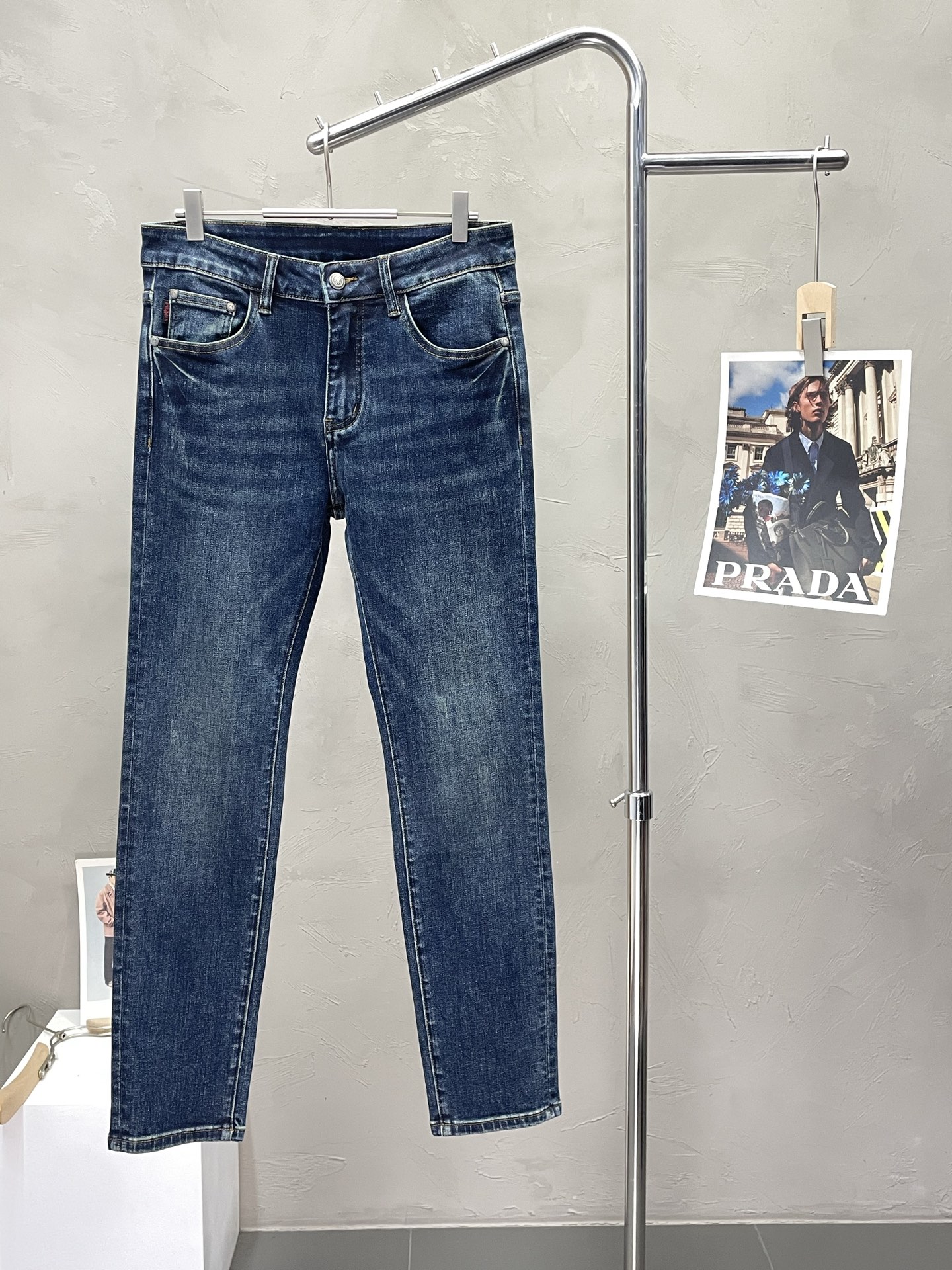 NO:512836,.Prada exclusively offers new casual jeans high-end versions!  Customized fabrics for counters are breathable and comfortable, with impeccable details, and the brand element design concept reflects high quality. The feel is delicate and soft!  It is casually cut, with a great upper body style!  Number of codes 28-38, prada, prada, jeans, alexander wang19860909.Prada普拉达独家专供新款休闲牛仔裤高端版本！专柜定制面料 透气舒适度高,细节无可挑剔,品牌元素设计理念,体现高品质.手感细腻柔软！呈现休闲裁剪,上身版型超赞！码数28-38,,prada,prada,jeans,alexander wang,Men's clothing