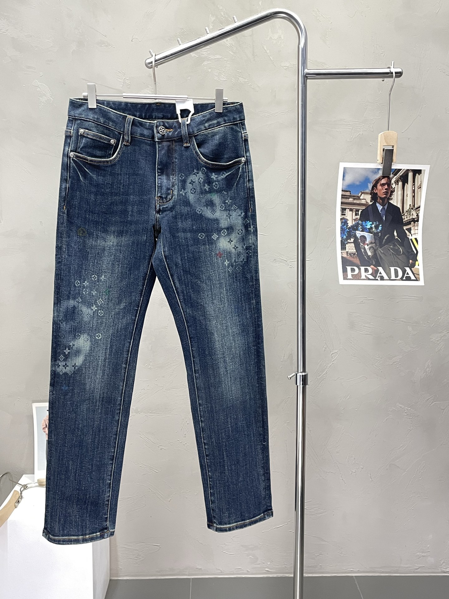 NO:518475,.Louis Vuitton exclusively offers new casual jeans high-end versions!  Customized fabrics for counters are breathable and comfortable, with impeccable details, and the brand element design concept reflects high quality. The feel is delicate and soft!  It is casually cut, with a great upper body style!  29-34, louis vuitton,louis vuitton,jeans,alexander wang19860909.Louis Vuitton路易威登独家专供新款休闲牛仔裤高端版本！专柜定制面料 透气舒适度高,细节无可挑剔,品牌元素设计理念,体现高品质.手感细腻柔软！呈现休闲裁剪,上身版型超赞！码数29-34,,louis vuitton,louis vuitton,jeans,alexander wang,Men's clothing