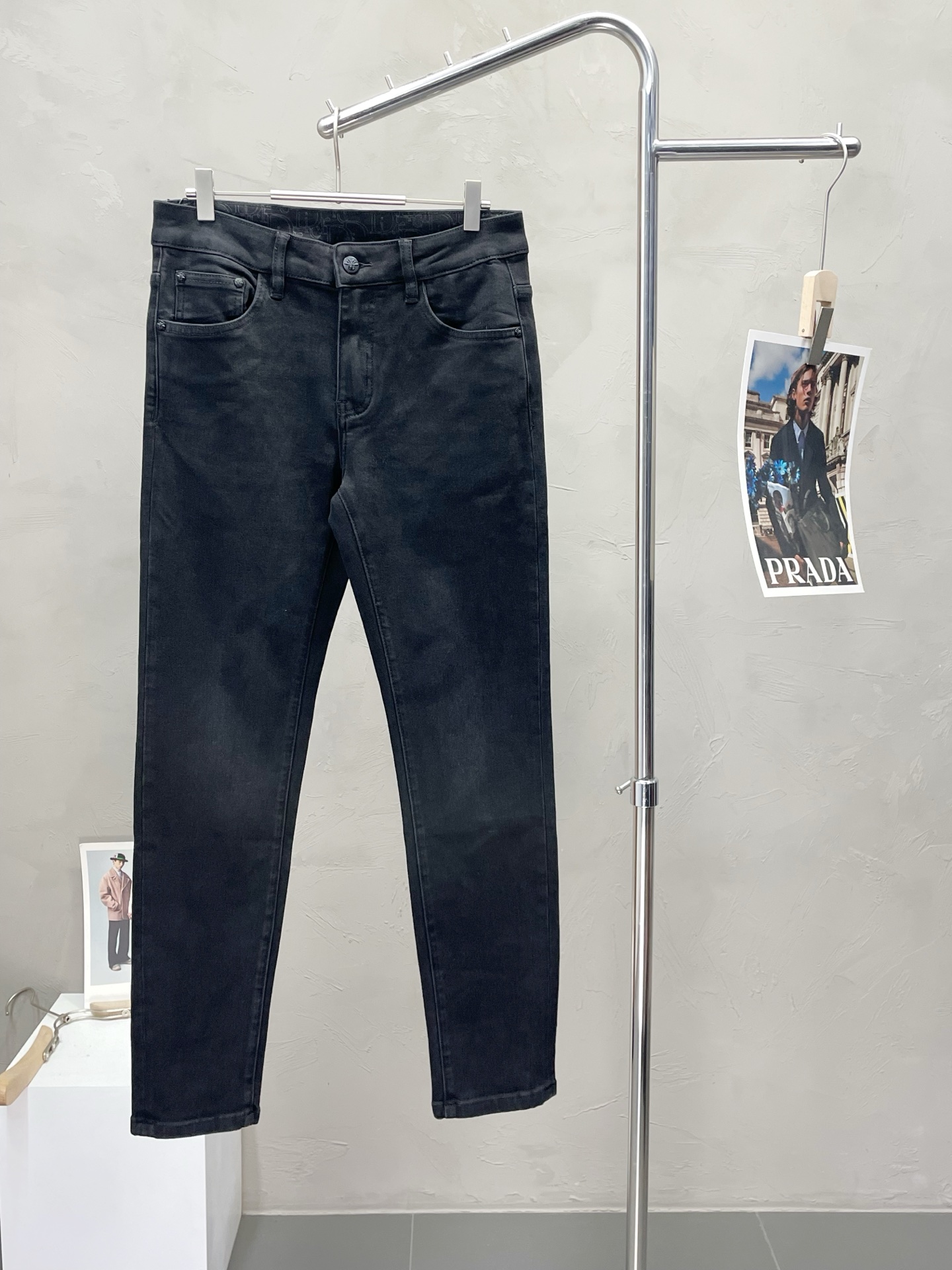 NO:518484,.Dior exclusively offers new casual jeans high-end versions!  Customized fabrics for counters are breathable and comfortable, with impeccable details, and the brand element design concept reflects high quality. The feel is delicate and soft!  It is casually cut, with a great upper body style!  Count 28-38, dior, dior, jeans, alexander wang19860909.Dior迪奥独家专供新款休闲牛仔裤高端版本！专柜定制面料 透气舒适度高,细节无可挑剔,品牌元素设计理念,体现高品质.手感细腻柔软！呈现休闲裁剪,上身版型超赞！码数28-38,,dior,dior,jeans,alexander wang,Men's clothing