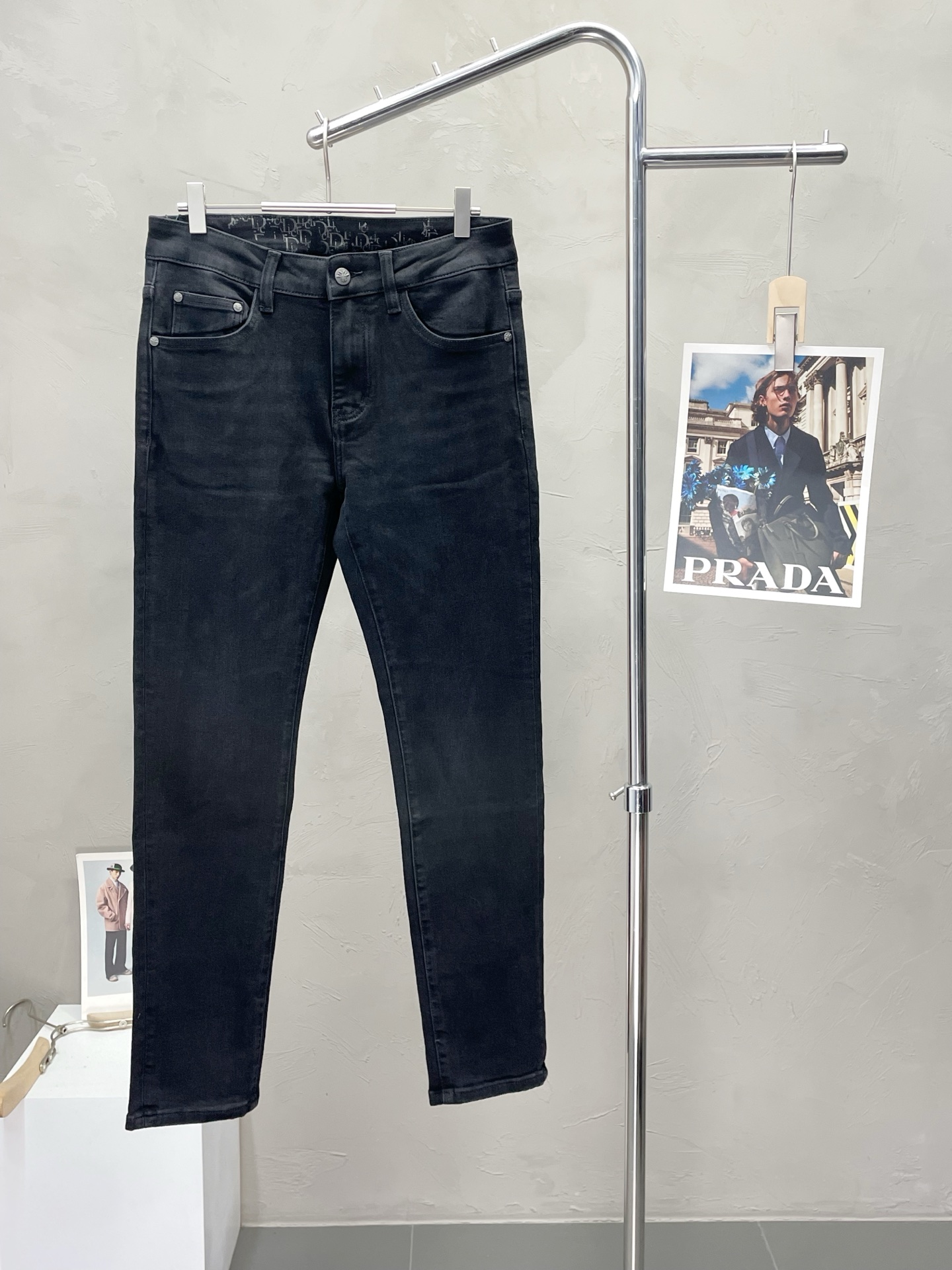 NO:518463,.Dior exclusively offers new casual jeans high-end versions!  Customized fabrics for counters are breathable and comfortable, with impeccable details, and the brand element design concept reflects high quality. The feel is delicate and soft!  It is casually cut, with a great upper body style!  Count 28-38, dior, dior, jeans, alexander wang19860909.Dior迪奥独家专供新款休闲牛仔裤高端版本！专柜定制面料 透气舒适度高,细节无可挑剔,品牌元素设计理念,体现高品质.手感细腻柔软！呈现休闲裁剪,上身版型超赞！码数28-38,,dior,dior,jeans,alexander wang,Men's clothing