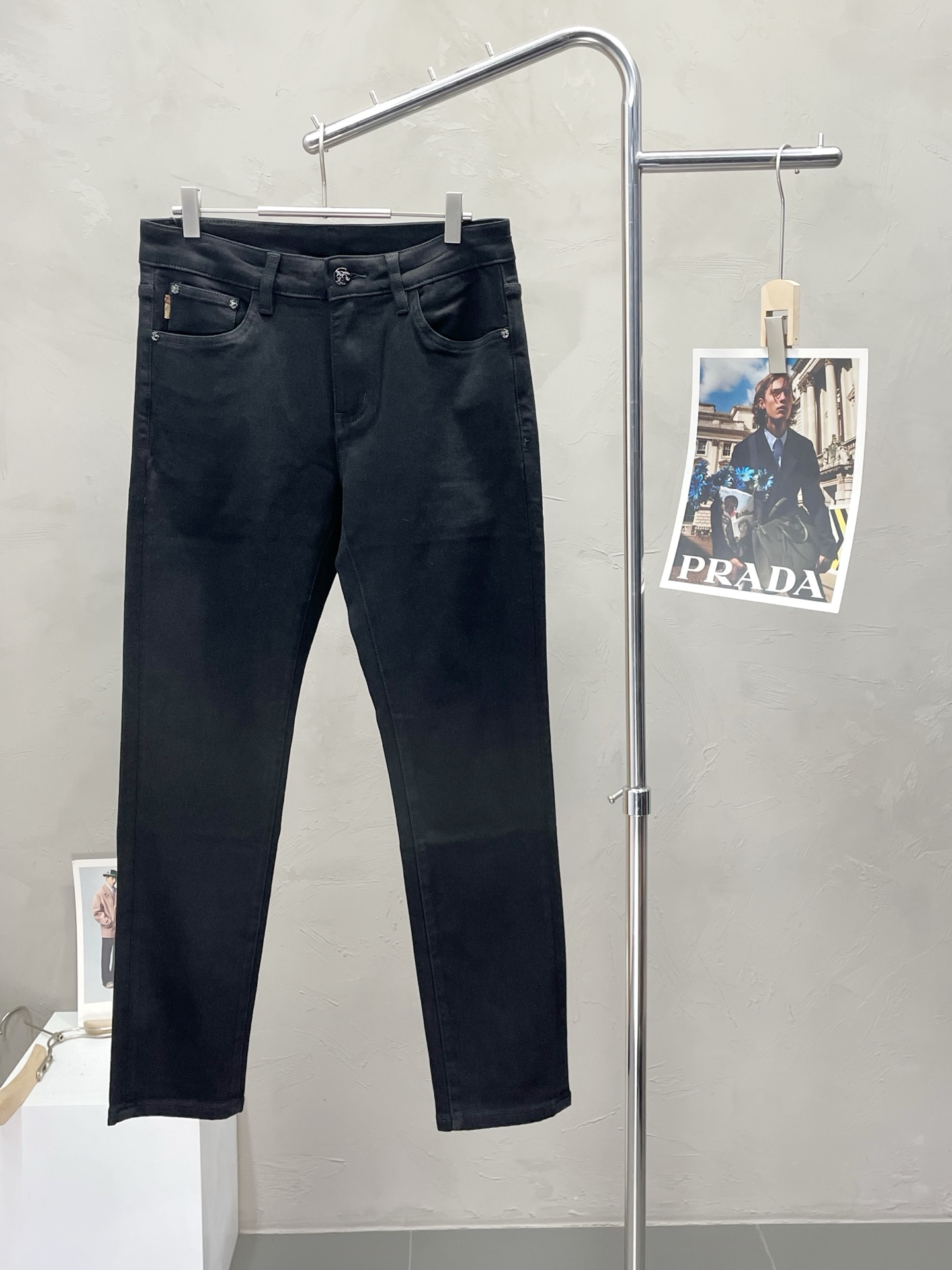 NO:520484,.Burberry exclusively offers new casual jeans high-end versions!  Customized fabrics for counters are breathable and comfortable, with impeccable details, and the brand element design concept reflects high quality. The feel is delicate and soft!  It is casually cut, with a great upper body style!  28-38, burberry, burberry, jeans, alexander wang19860909.Burberry巴宝莉独家专供新款休闲牛仔裤高端版本！专柜定制面料 透气舒适度高,细节无可挑剔,品牌元素设计理念,体现高品质.手感细腻柔软！呈现休闲裁剪,上身版型超赞！码数28-38,,burberry,burberry,jeans,alexander wang,Men's clothing