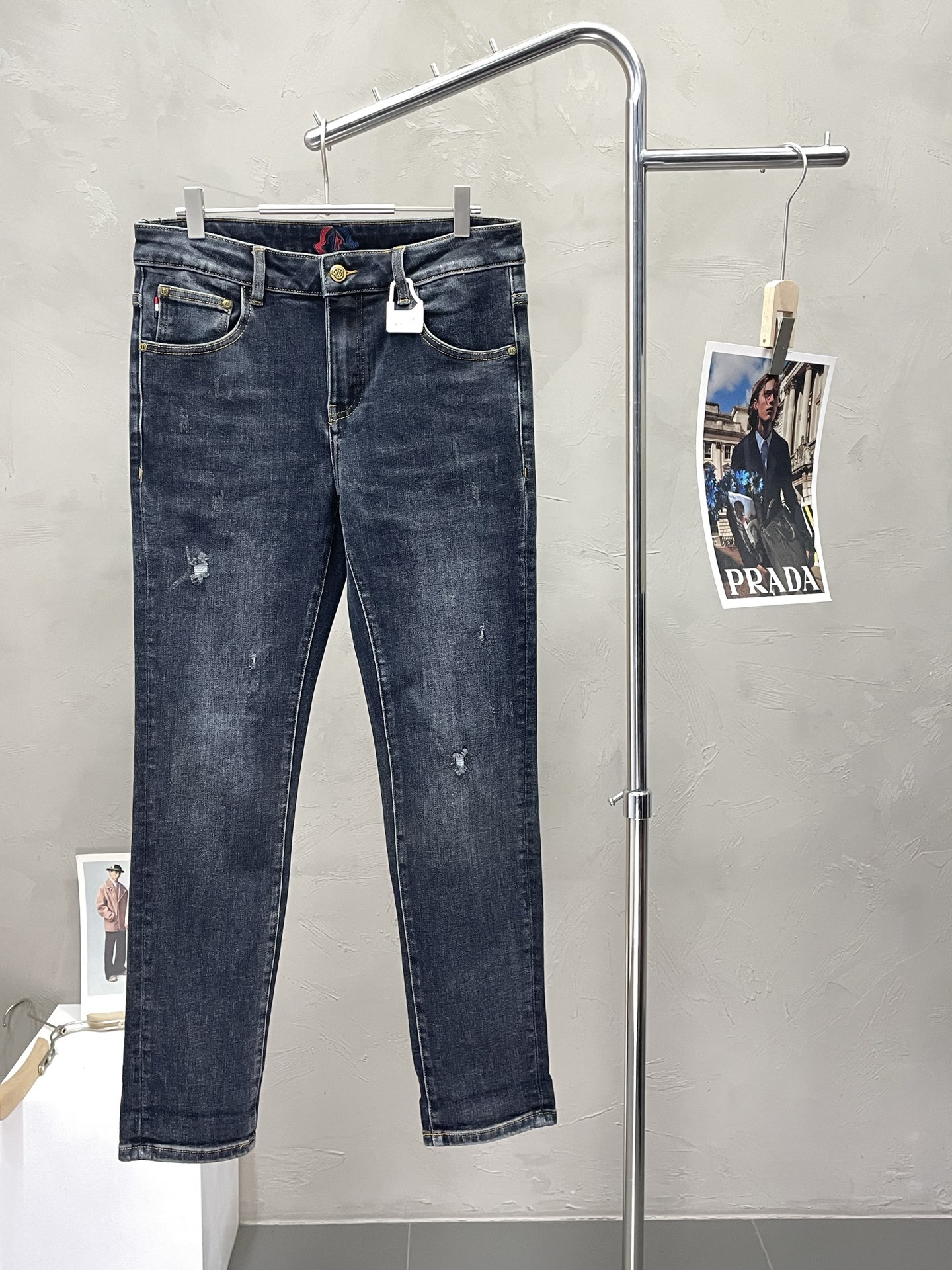 NO:512848,.Moncler hooded exclusively for the new high-end version of casual jeans!  Customized fabrics for counters are breathable and comfortable, with impeccable details, and the brand element design concept reflects high quality. The feel is delicate and soft!  It is casually cut, with a great upper body style!  Number of codes 29-36, Moncler, jeans, alexander wang19860909.Moncler蒙口独家专供新款休闲牛仔裤高端版本！专柜定制面料 透气舒适度高,细节无可挑剔,品牌元素设计理念,体现高品质.手感细腻柔软！呈现休闲裁剪,上身版型超赞！码数29-36,,Moncler,jeans,alexander wang,Men's clothing