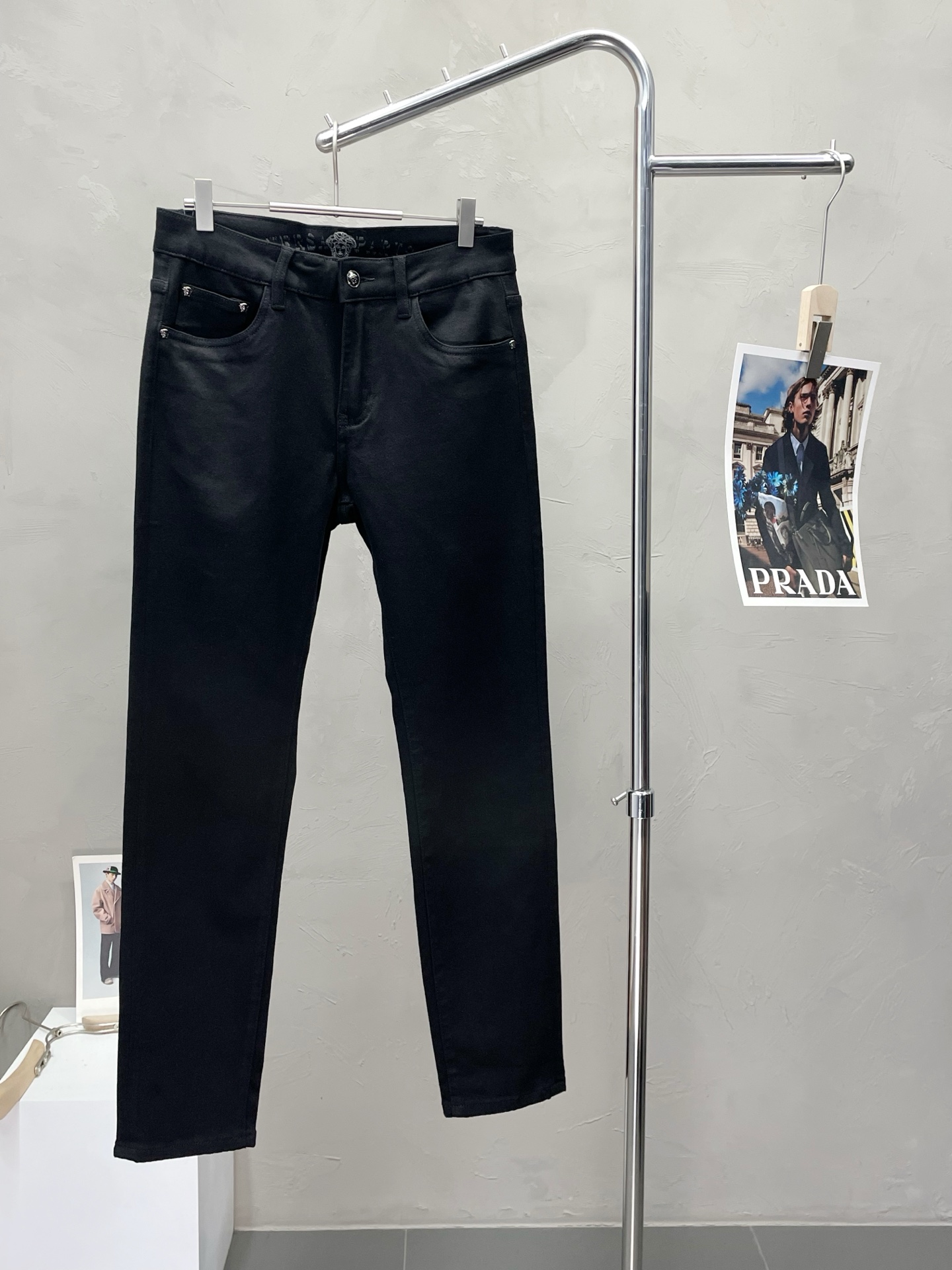 NO:512837,.Versace exclusively offers new high-end versions of casual jeans!  Customized fabrics for counters are breathable and comfortable, with impeccable details, and the brand element design concept reflects high quality. The feel is delicate and soft!  It is casually cut, with a great upper body style!  Count 28-38, versace, versace, jeans, alexander wang19860909.Versace范思哲独家专供新款休闲牛仔裤高端版本！专柜定制面料 透气舒适度高,细节无可挑剔,品牌元素设计理念,体现高品质.手感细腻柔软！呈现休闲裁剪,上身版型超赞！码数28-38,,versace,versace,jeans,alexander wang,Men's clothing