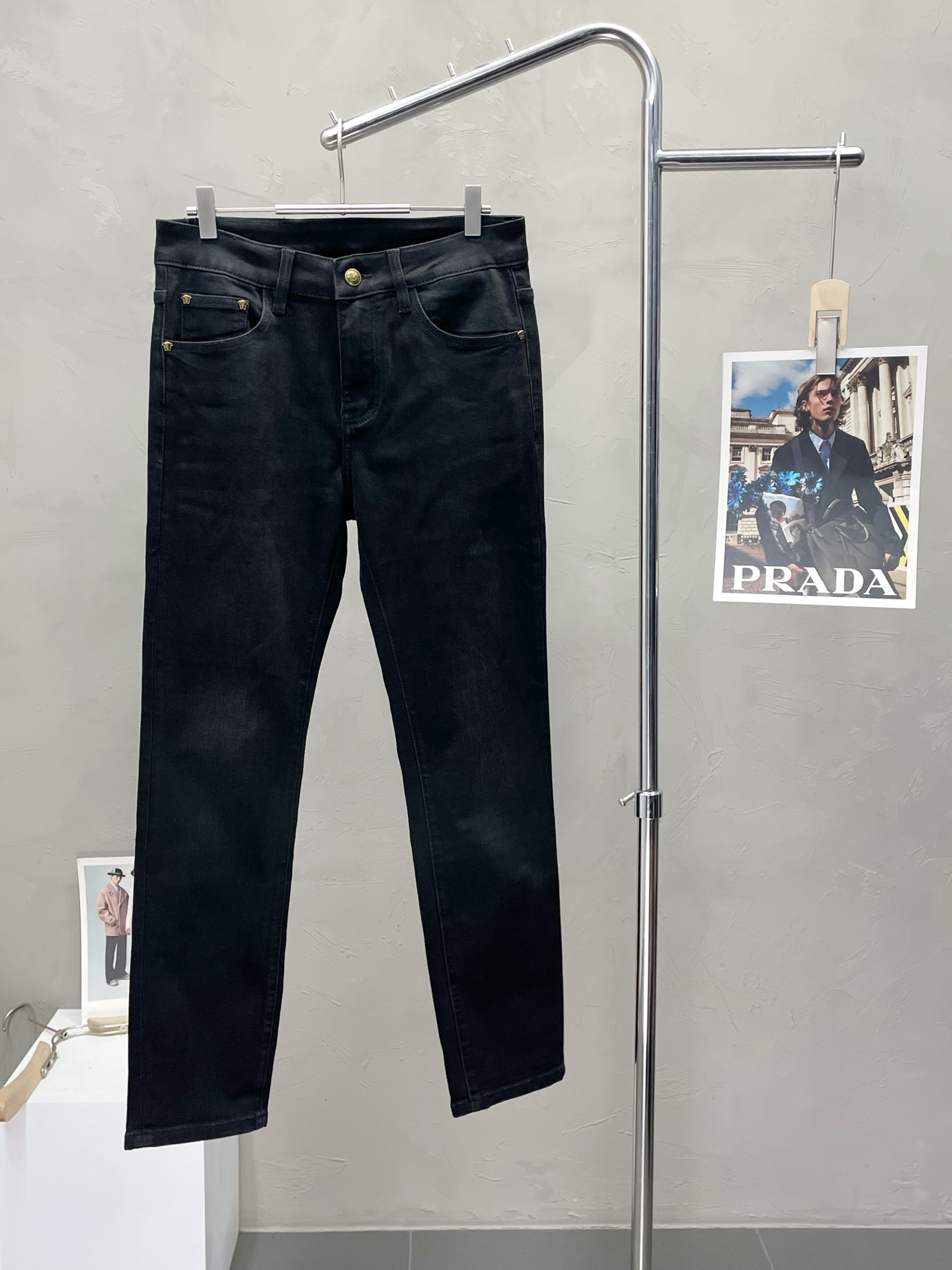 NO:514307,.Versace exclusively offers new high-end versions of casual jeans!  Customized fabrics for counters are breathable and comfortable, with impeccable details, and the brand element design concept reflects high quality. The feel is delicate and soft!  It is casually cut, with a great upper body style!  Count 28-38, versace, versace, jeans, alexander wang19860909.Versace范思哲独家专供新款休闲牛仔裤高端版本！专柜定制面料 透气舒适度高,细节无可挑剔,品牌元素设计理念,体现高品质.手感细腻柔软！呈现休闲裁剪,上身版型超赞！码数28-38,,versace,versace,jeans,alexander wang,Men's clothing