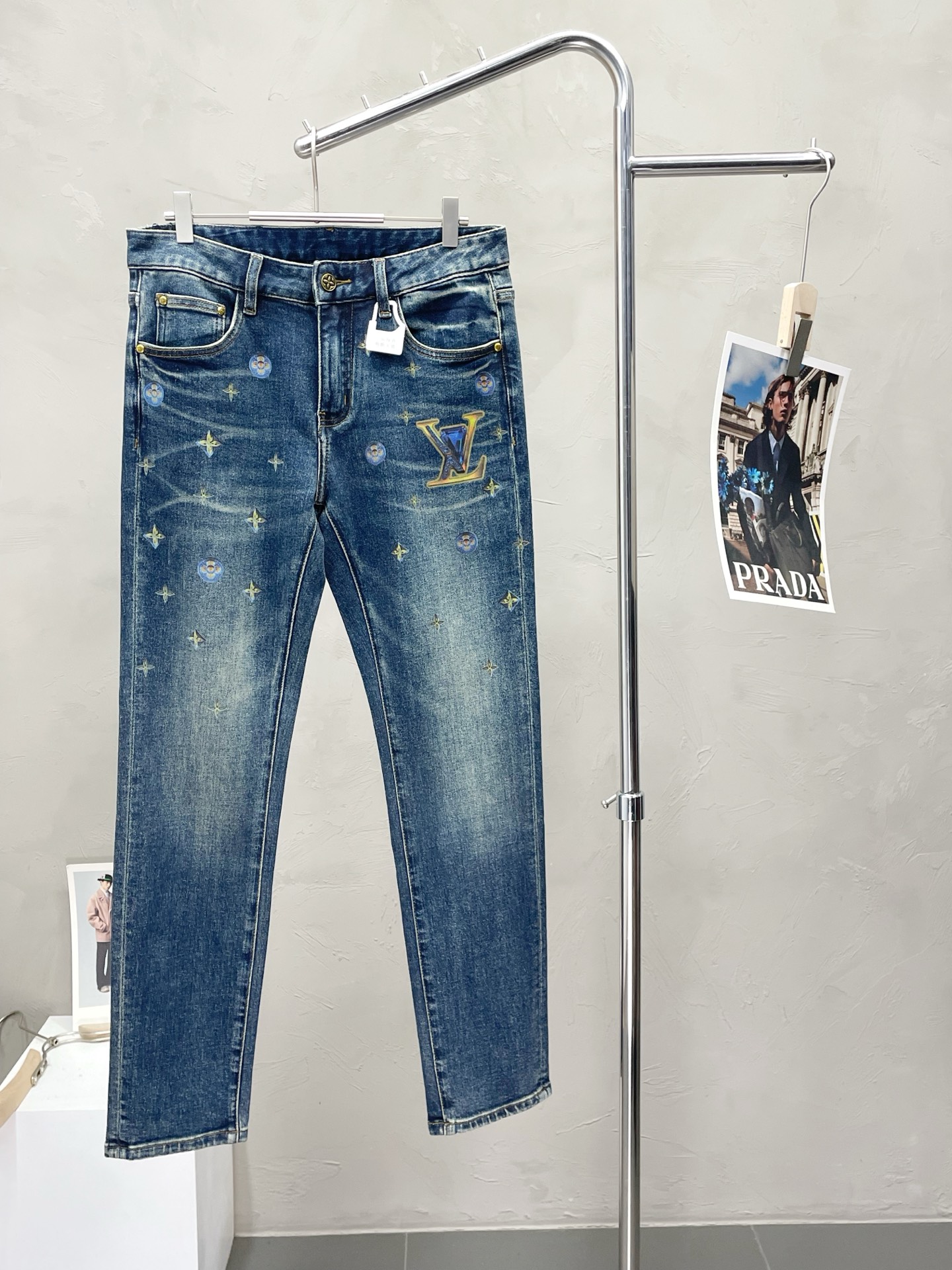 NO:516891,.Louis Vuitton exclusively offers new casual jeans high-end versions!  Customized fabrics for counters are breathable and comfortable, with impeccable details, and the brand element design concept reflects high quality. The feel is delicate and soft!  It is casually cut, with a great upper body style!  28-36, louis vuitton,louis vuitton,jeans,alexander wang19860909.Louis Vuitton路易威登独家专供新款休闲牛仔裤高端版本！专柜定制面料 透气舒适度高,细节无可挑剔,品牌元素设计理念,体现高品质.手感细腻柔软！呈现休闲裁剪,上身版型超赞！码数28-36,,louis vuitton,louis vuitton,jeans,alexander wang,Men's clothing