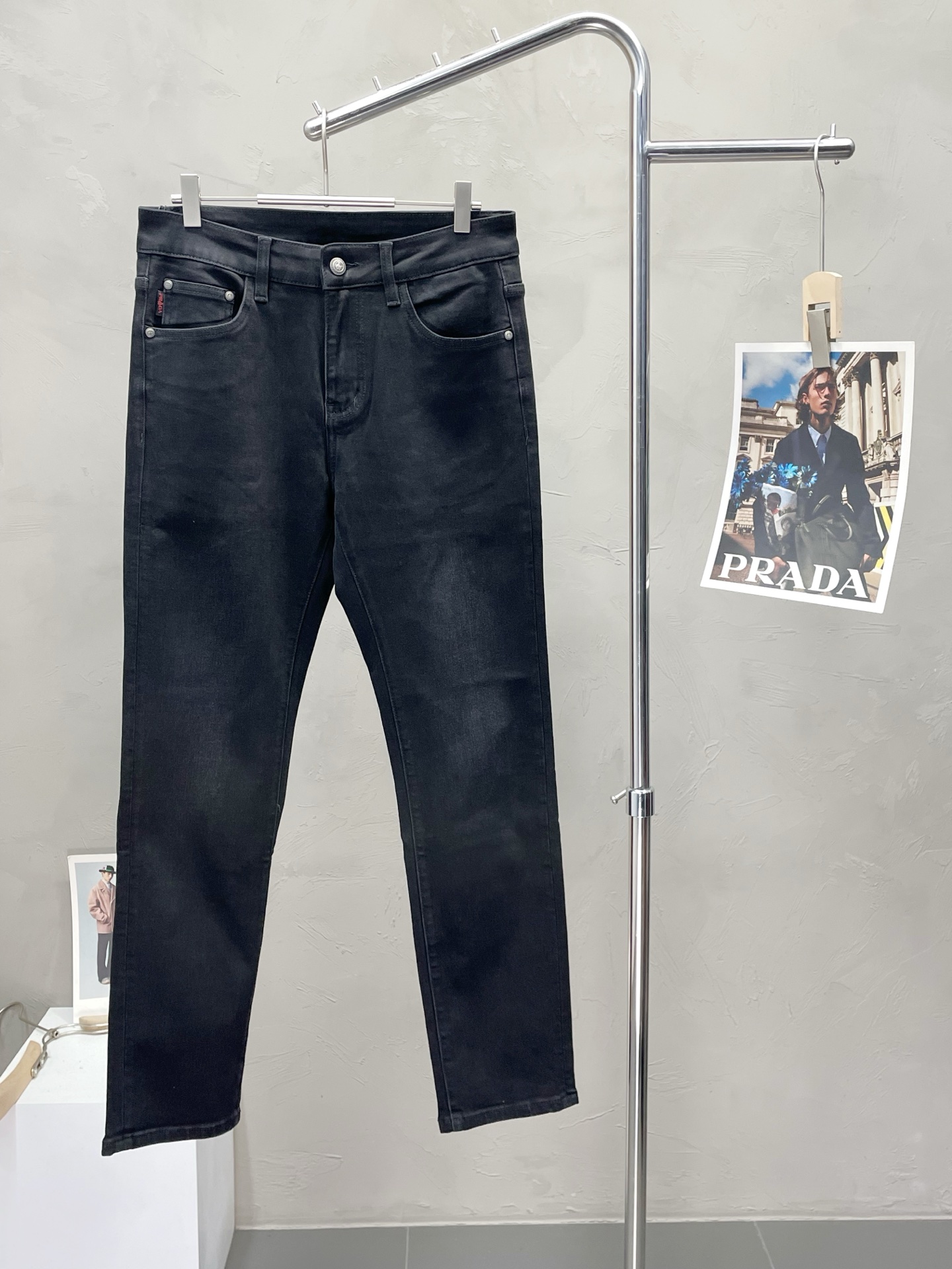 NO:516867,.Prada exclusively offers new casual jeans high-end versions!  Customized fabrics for counters are breathable and comfortable, with impeccable details, and the brand element design concept reflects high quality. The feel is delicate and soft!  It is casually cut, with a great upper body style!  Number of codes 28-38, prada, prada, jeans, alexander wang19860909.Prada普拉达独家专供新款休闲牛仔裤高端版本！专柜定制面料 透气舒适度高,细节无可挑剔,品牌元素设计理念,体现高品质.手感细腻柔软！呈现休闲裁剪,上身版型超赞！码数28-38,,prada,prada,jeans,alexander wang,Men's clothing