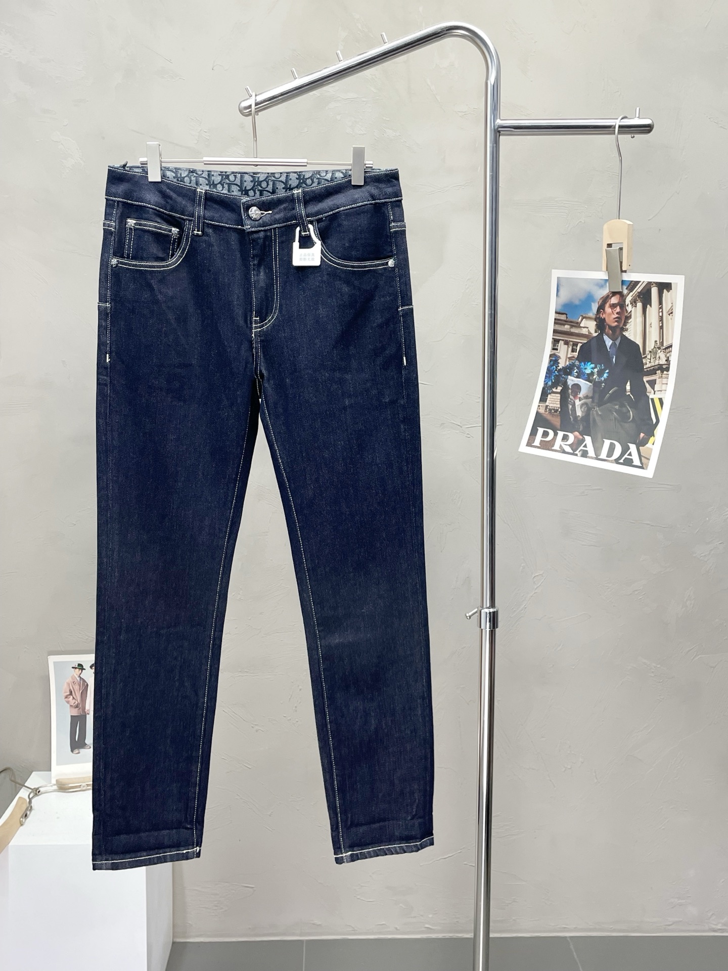 NO:515389,.Dior exclusively offers new casual jeans high-end versions!  Customized fabrics for counters are breathable and comfortable, with impeccable details, and the brand element design concept reflects high quality. The feel is delicate and soft!  It is casually cut, with a great upper body style!  Count 28-38, dior, dior, jeans, alexander wang19860909.Dior迪奥独家专供新款休闲牛仔裤高端版本！专柜定制面料 透气舒适度高,细节无可挑剔,品牌元素设计理念,体现高品质.手感细腻柔软！呈现休闲裁剪,上身版型超赞！码数28-38,,dior,dior,jeans,alexander wang,Men's clothing